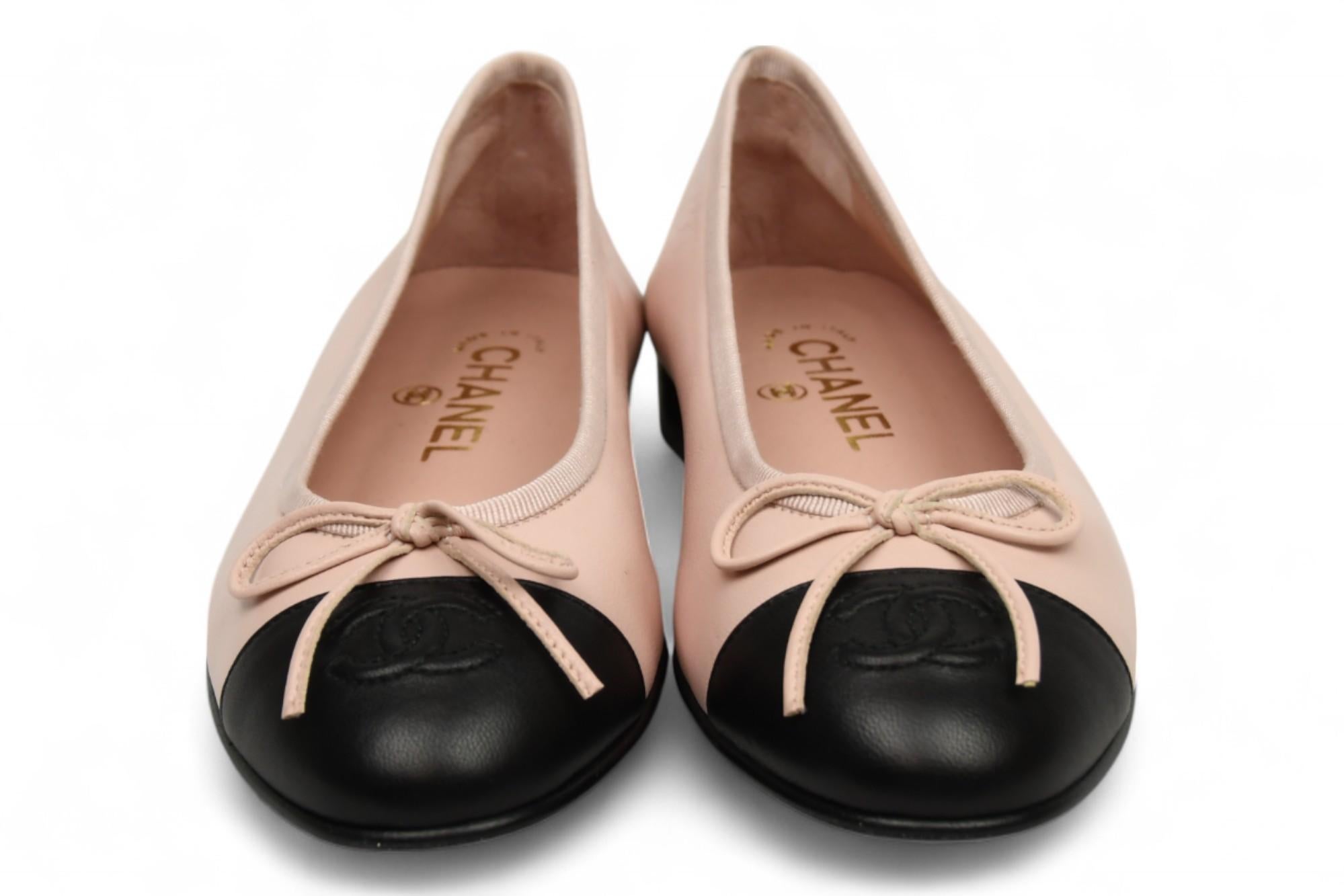 Women's Chanel Interlocking CC Logo Leather Ballet Flats For Sale