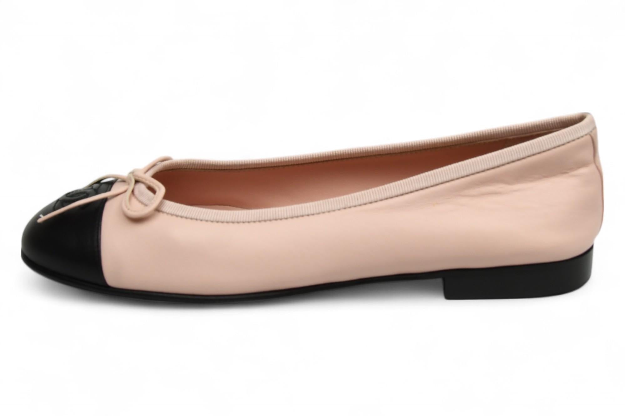 Chanel Interlocking CC Logo Leather Ballet Flats For Sale 1