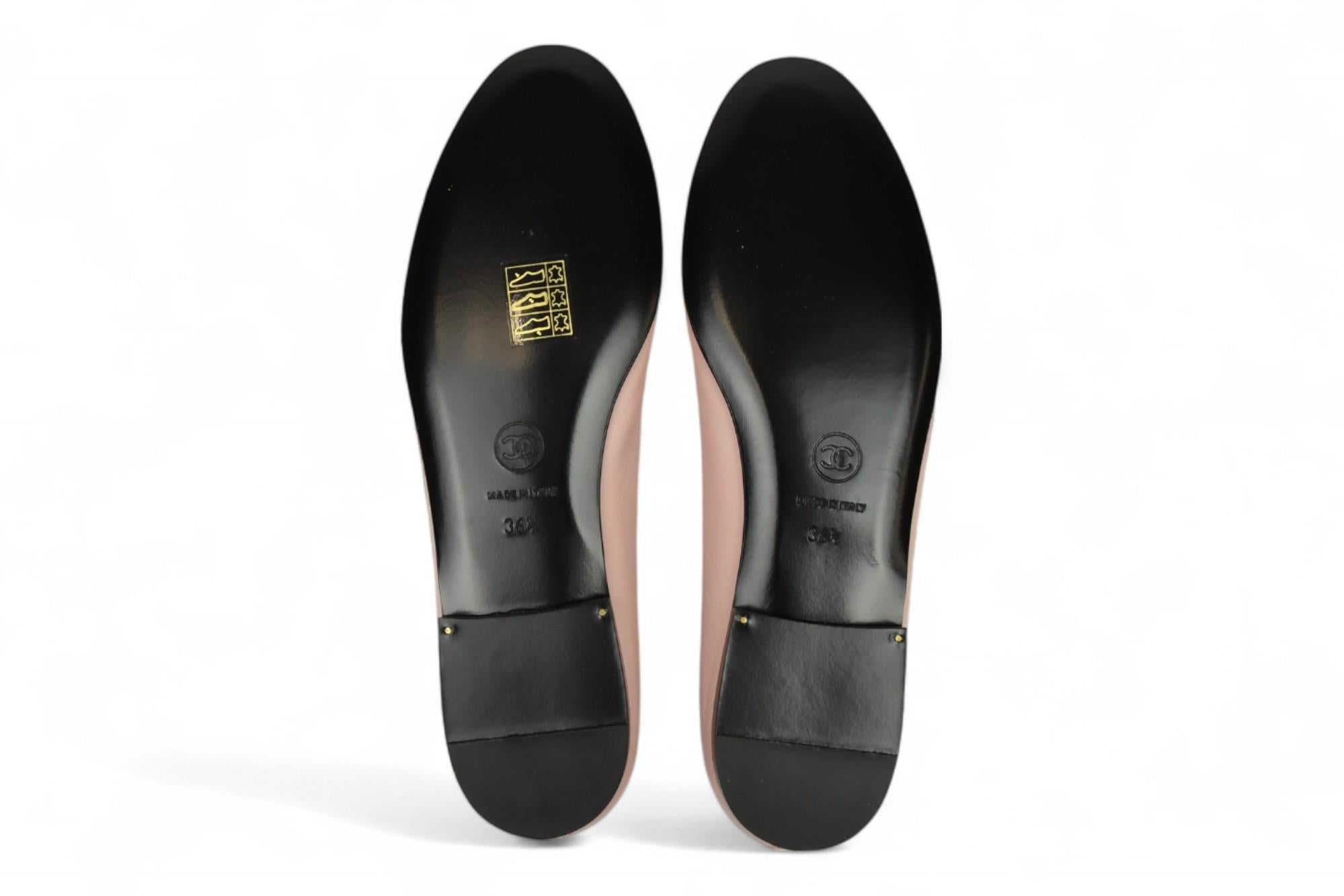 Chanel Interlocking CC Logo Leather Ballet Flats For Sale 2