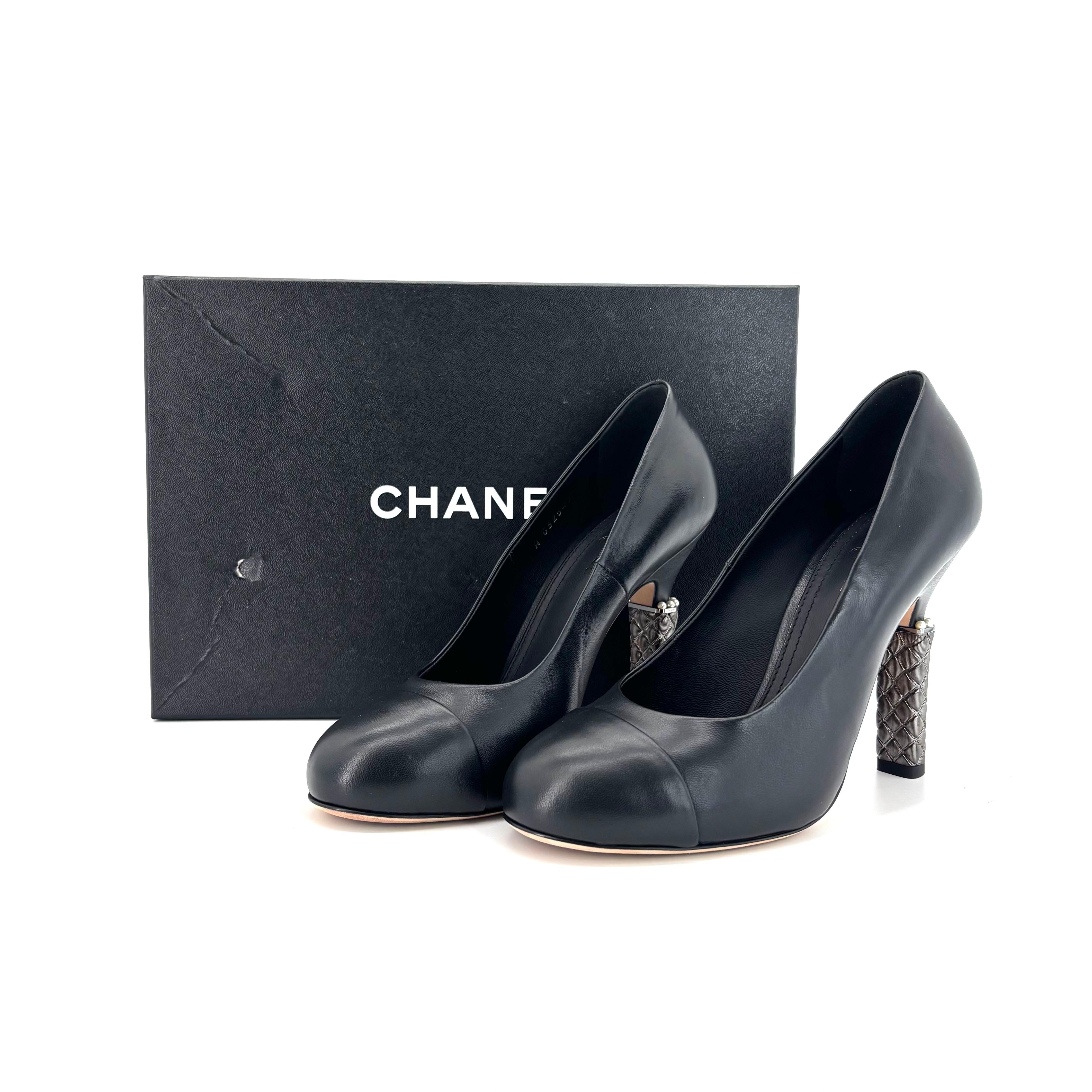 Chanel Interlocking CC Perle Cap Toe Pumps
G32540

Farbe Schwarz
Größe 38EU

Ledersohle
Obermaterial Leder
CC-Logo an der Rückseite der Ferse in Rotgussoptik
Mit Perlen und Metall veredelter Absatz
Runde Zehe 
Hergestellt in Italien

Im