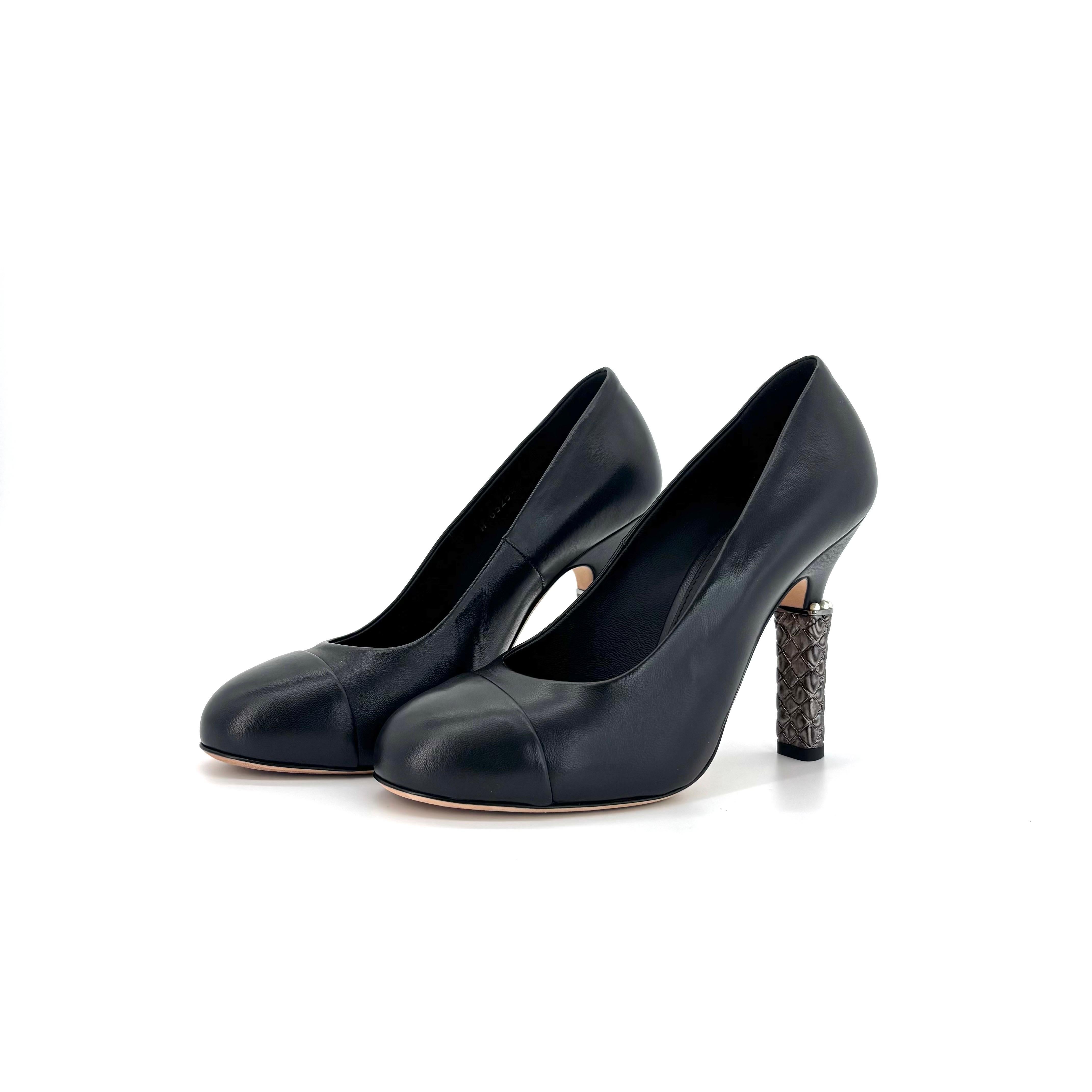 Chanel Interlocking CC Logo Perle Lammfell Cap Toe Pumps 38 (Schwarz) im Angebot