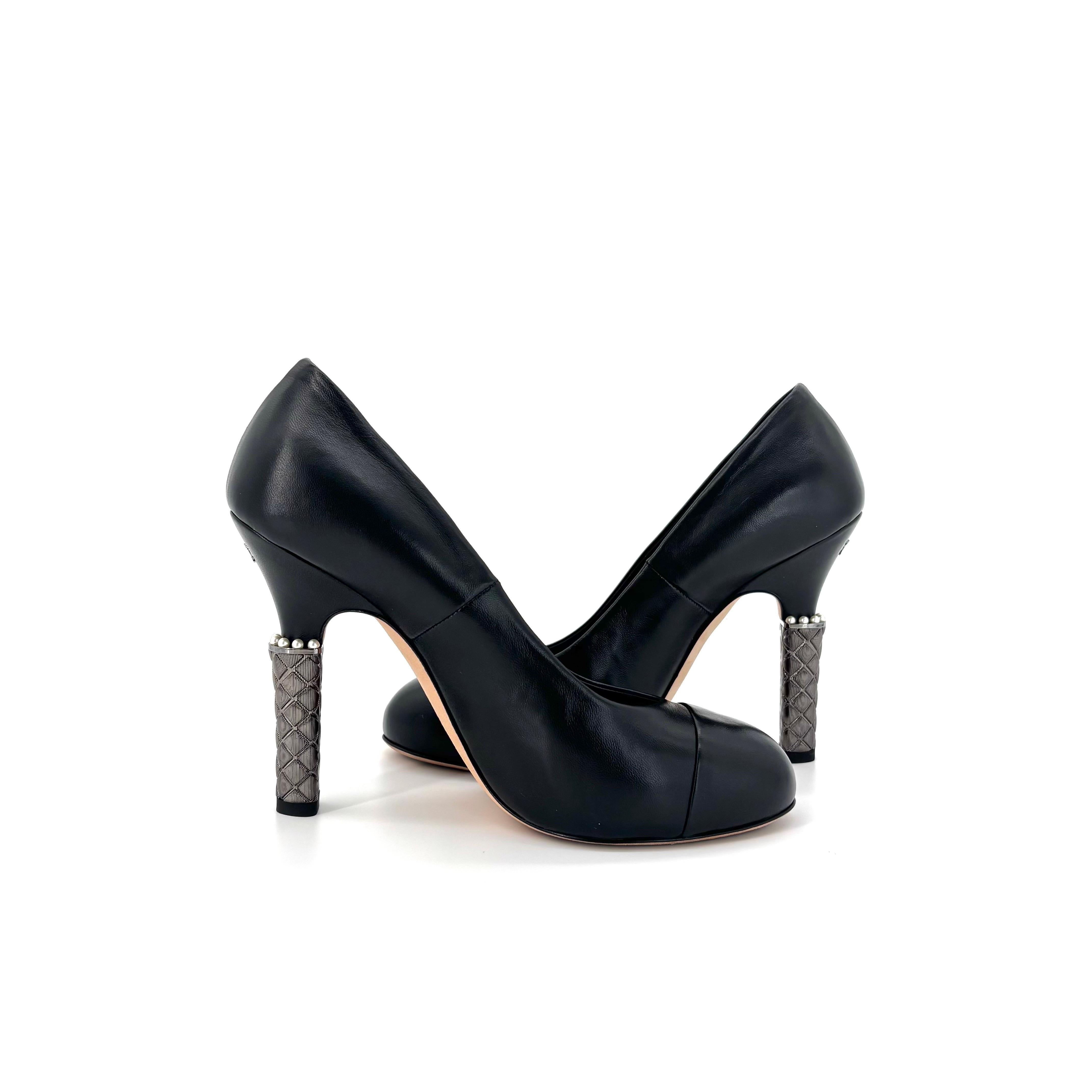 Chanel Interlocking CC Logo Perle Lammfell Cap Toe Pumps 38 im Zustand „Gut“ im Angebot in Mechanicsville, VA