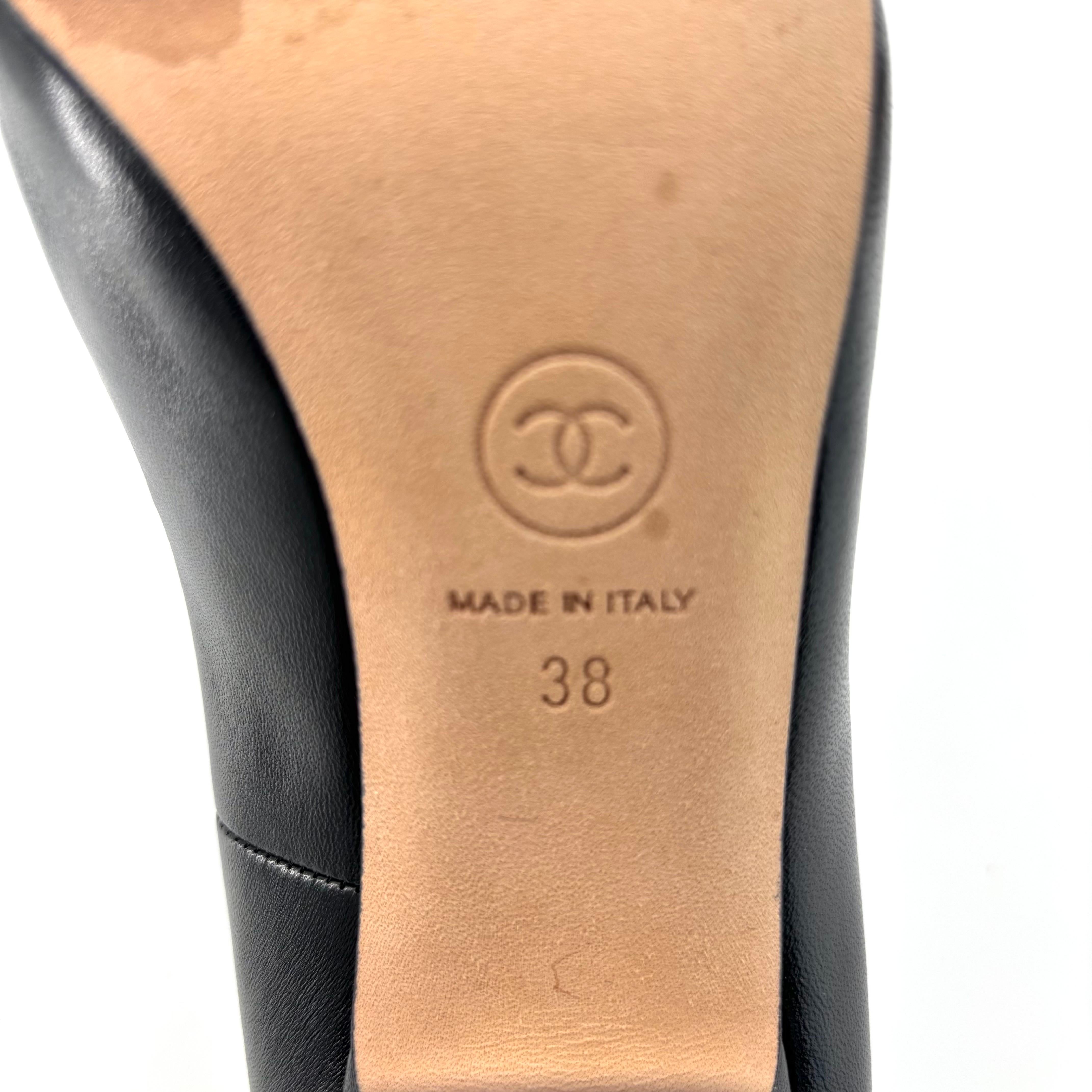 Chanel Interlocking CC Logo Perle Lammfell Cap Toe Pumps 38 im Angebot 3