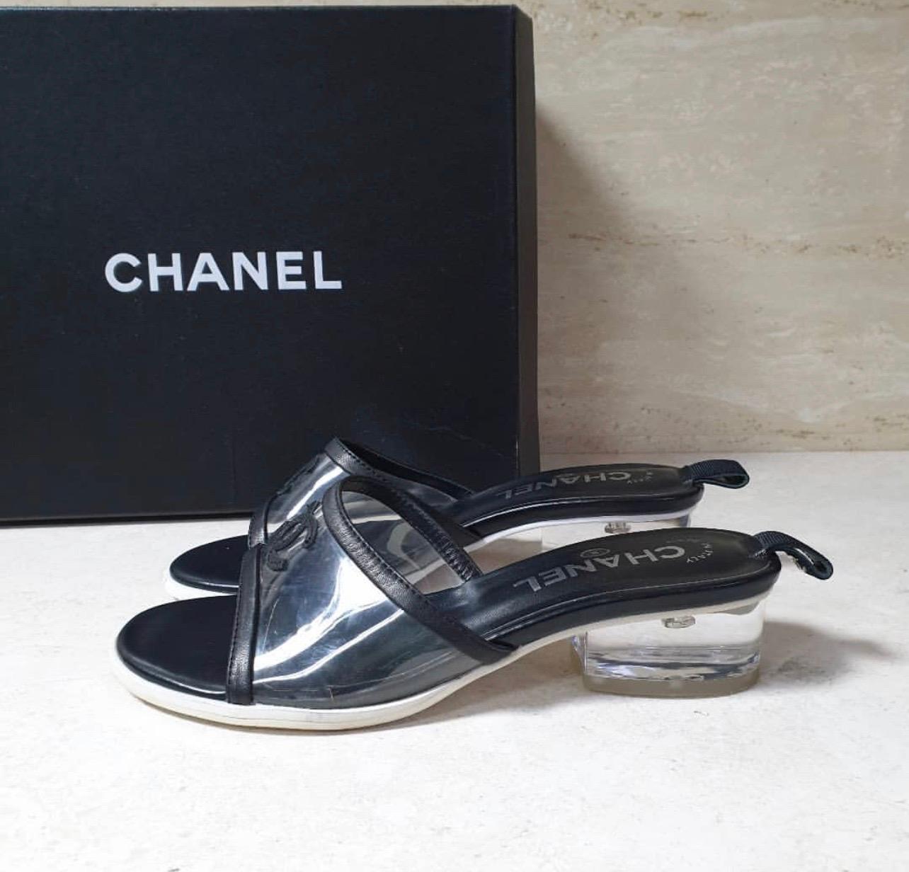 Chanel Slides
Clear
Interlocking CC Logo
Leather Trim
No original packaging.
Sz.37
Very good condition. Minor scuffs at soles; minor residue at exterior; minor wear at insoles