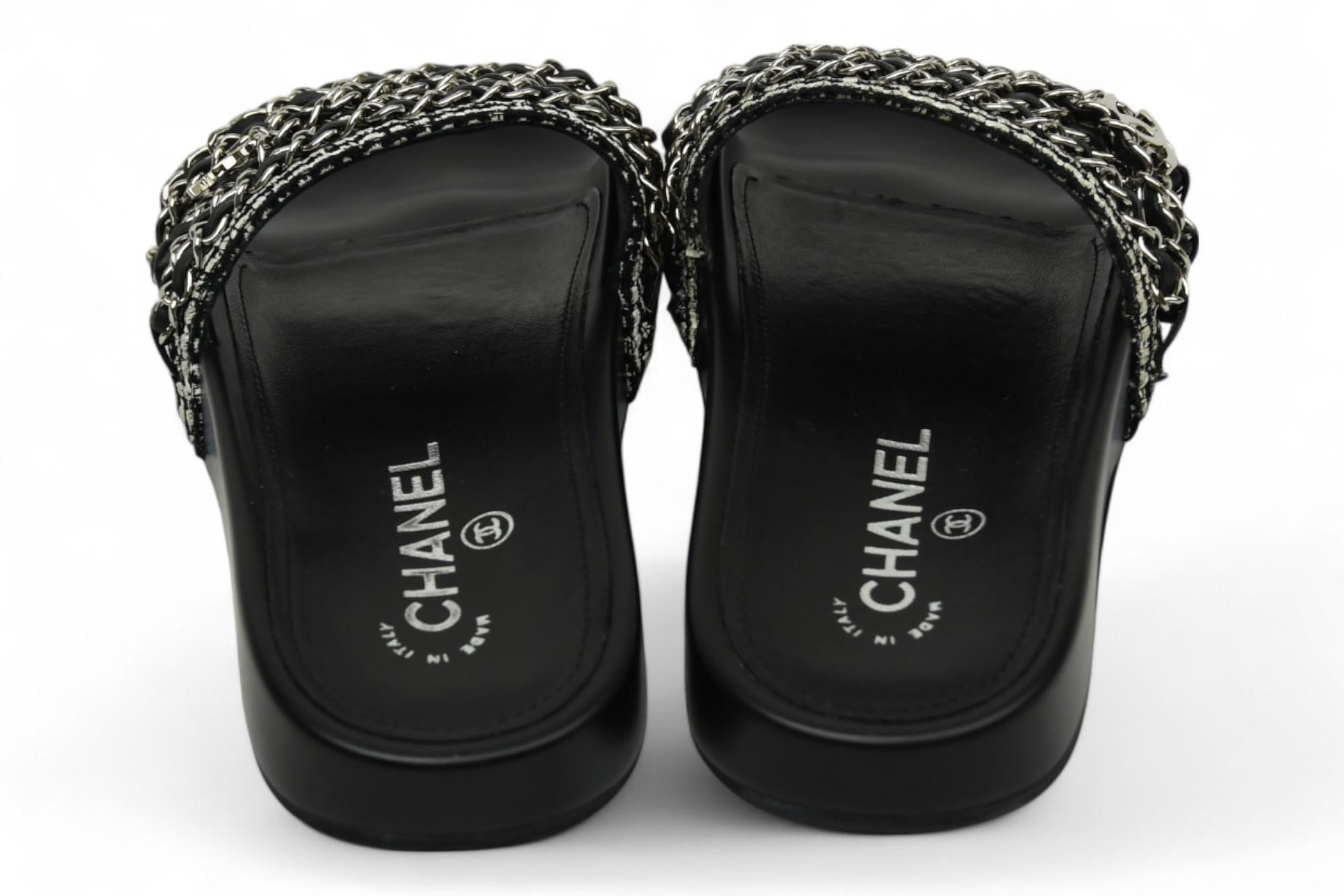 Chanel Interlocking CC Logo Tweed Slides Black In Excellent Condition For Sale In West Hartford, CT