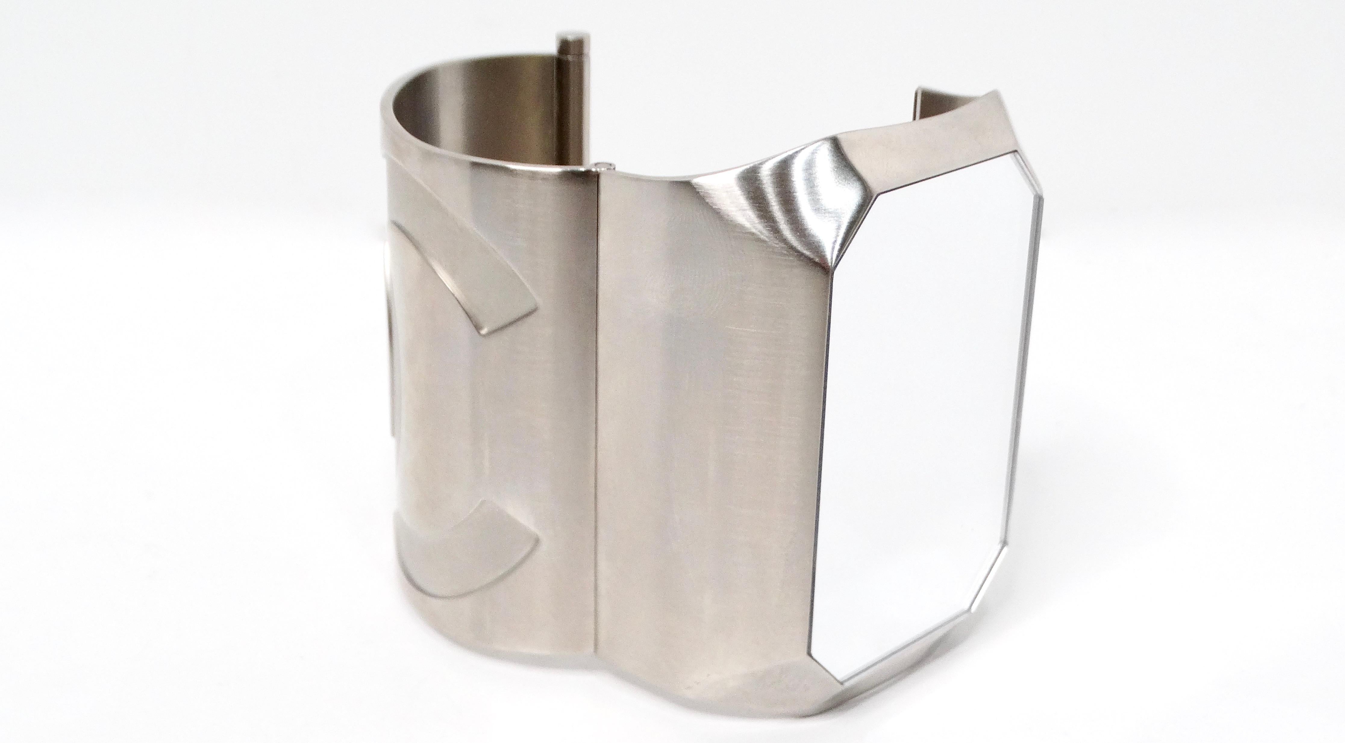Chanel Interlocking CC Silber-Ton Manschettenarmband mit Spiegel 2016 im Zustand „Gut“ im Angebot in Scottsdale, AZ