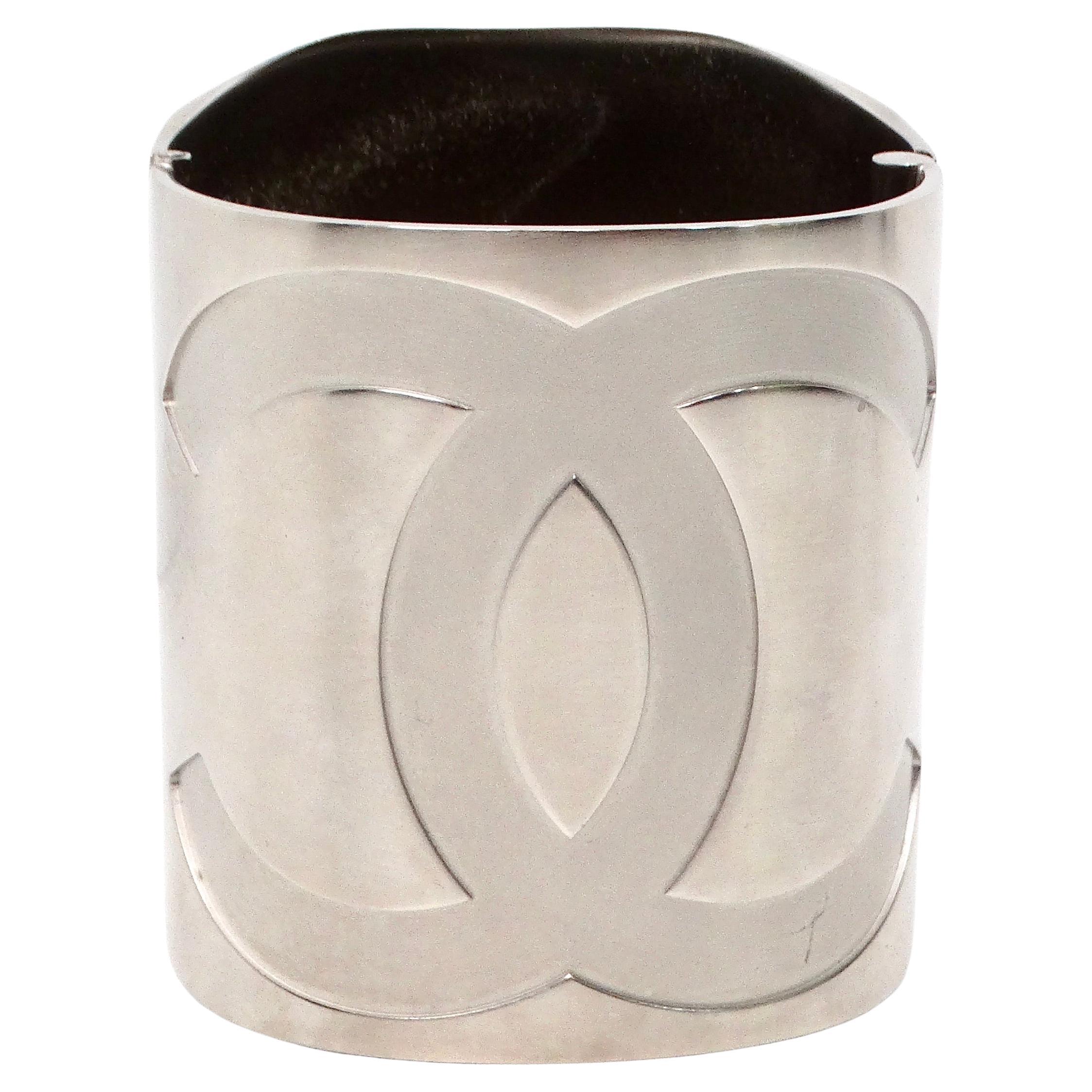 Chanel Interlocking CC Silber-Ton Manschettenarmband mit Spiegel 2016 im Angebot