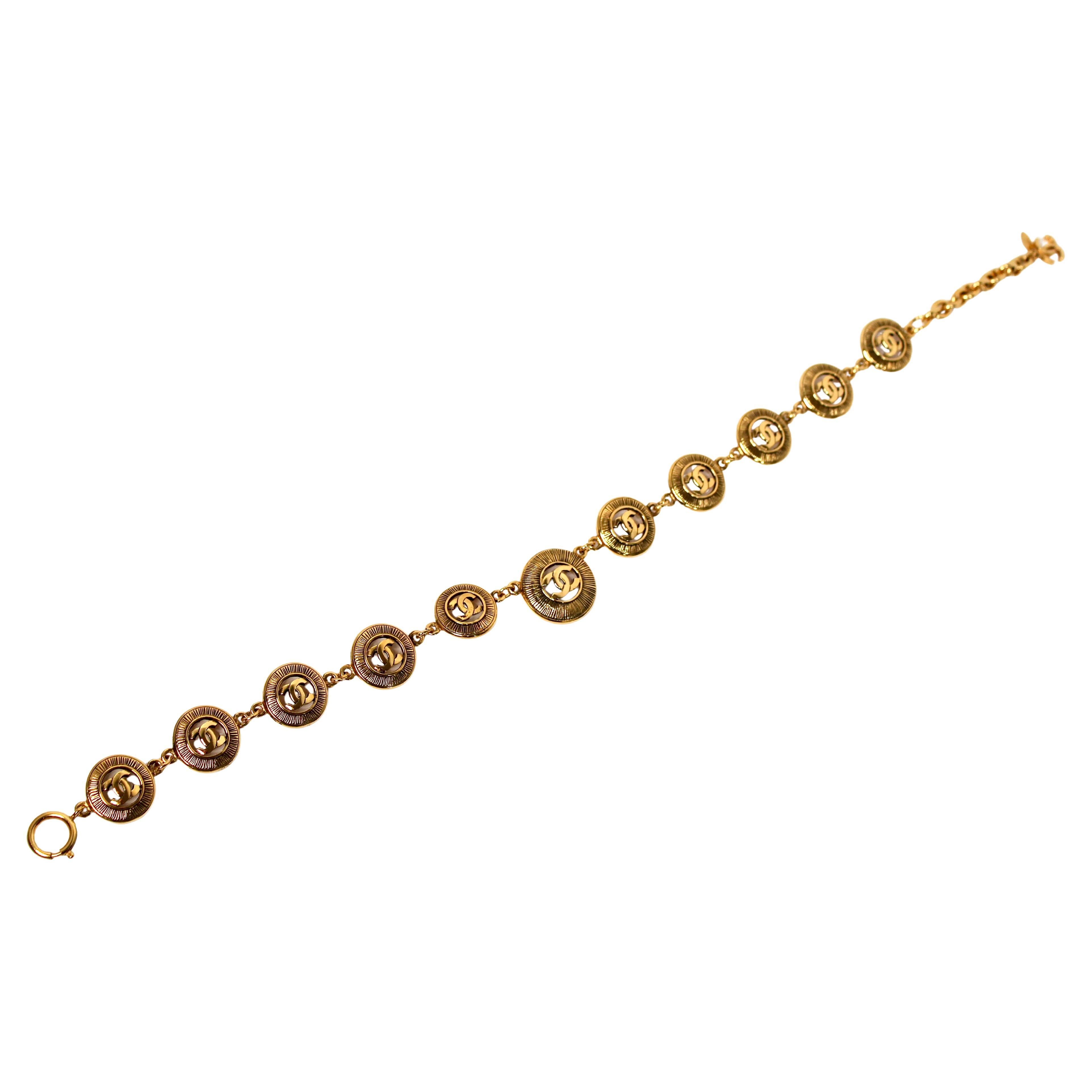 Chanel - Collier avec médaillon en forme de soleil CC, circa 1980 Bon état - En vente à Scottsdale, AZ