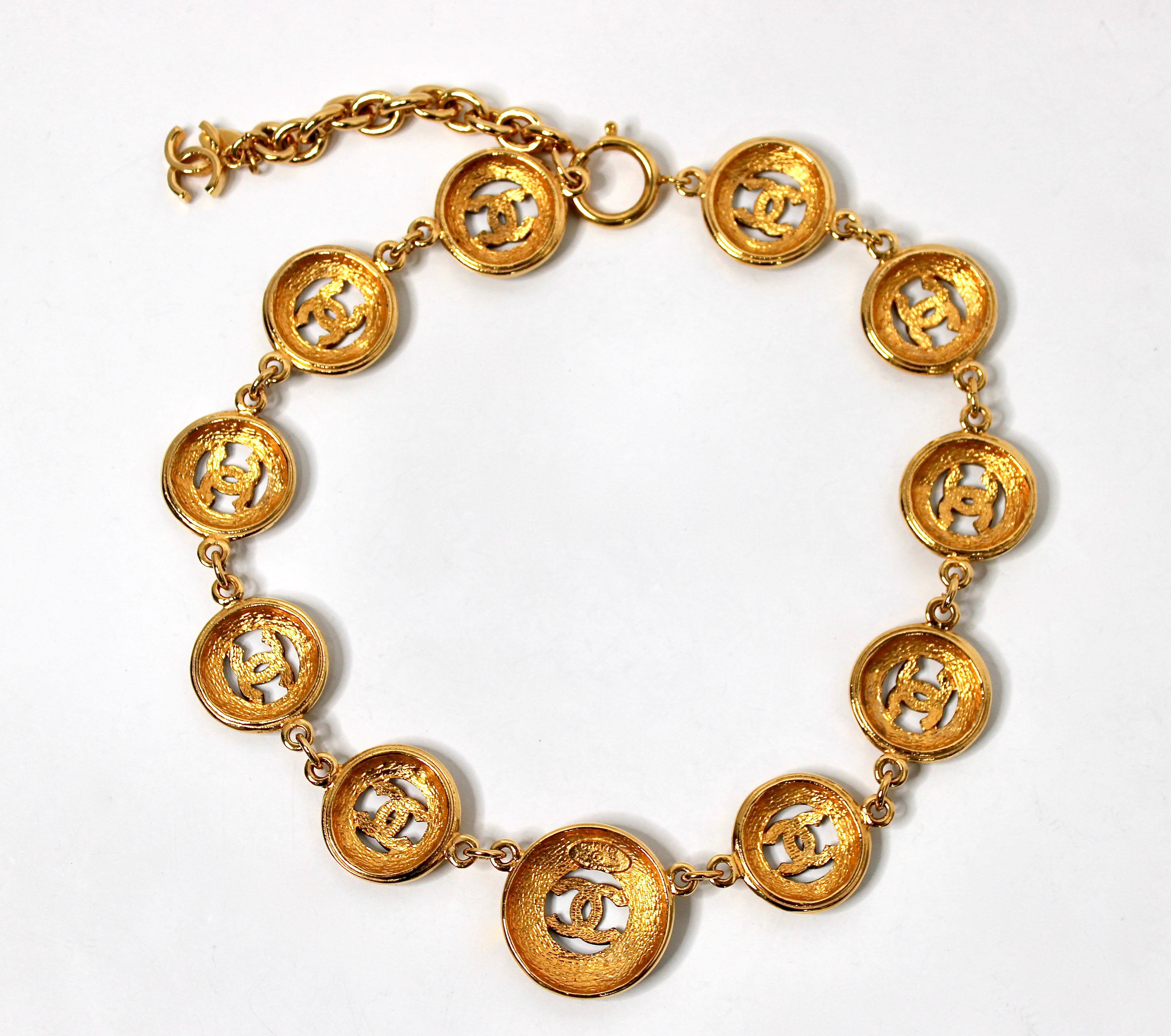 Chanel - Collier avec médaillon en forme de soleil CC, circa 1980 en vente 2