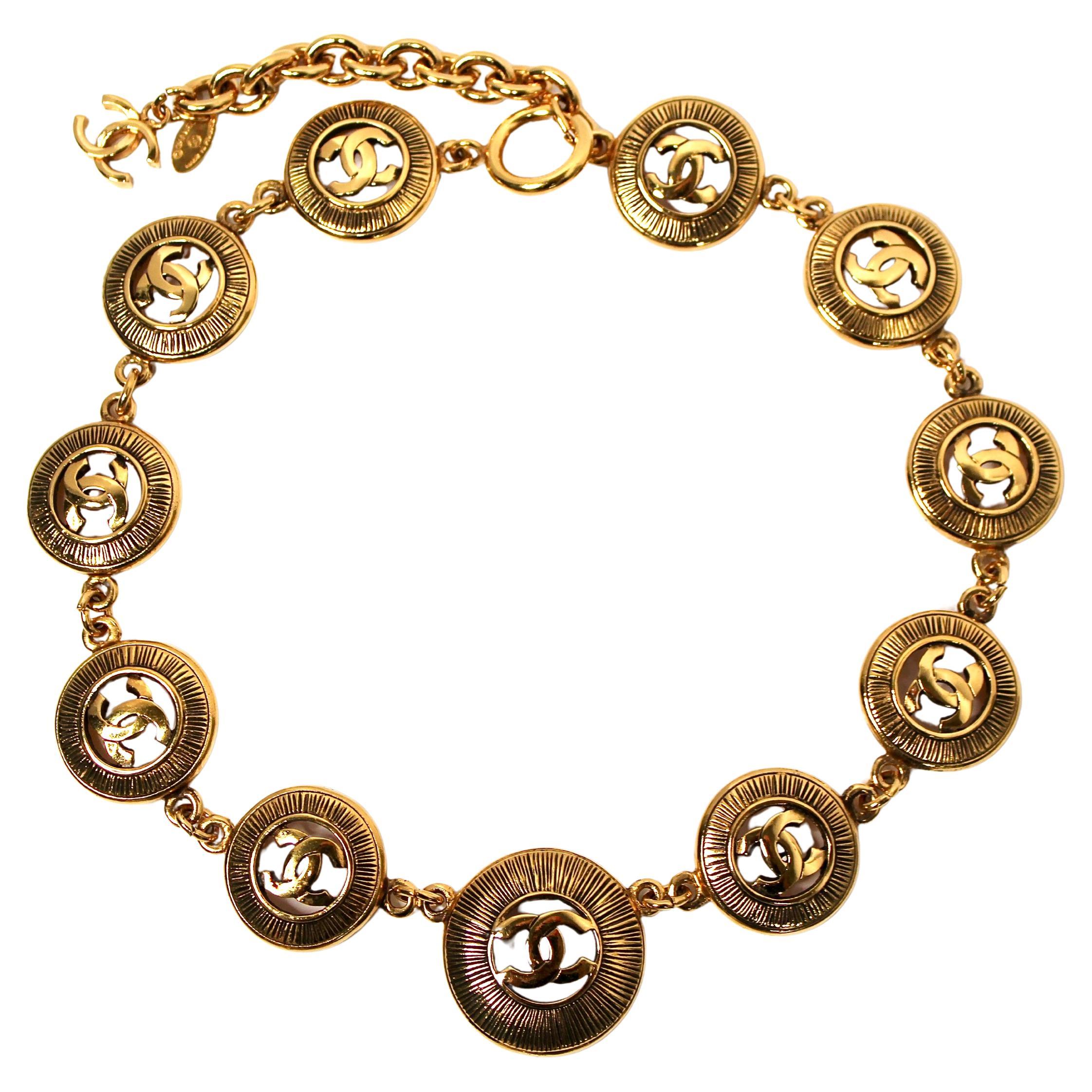 Chanel - Collier avec médaillon en forme de soleil CC, circa 1980 en vente
