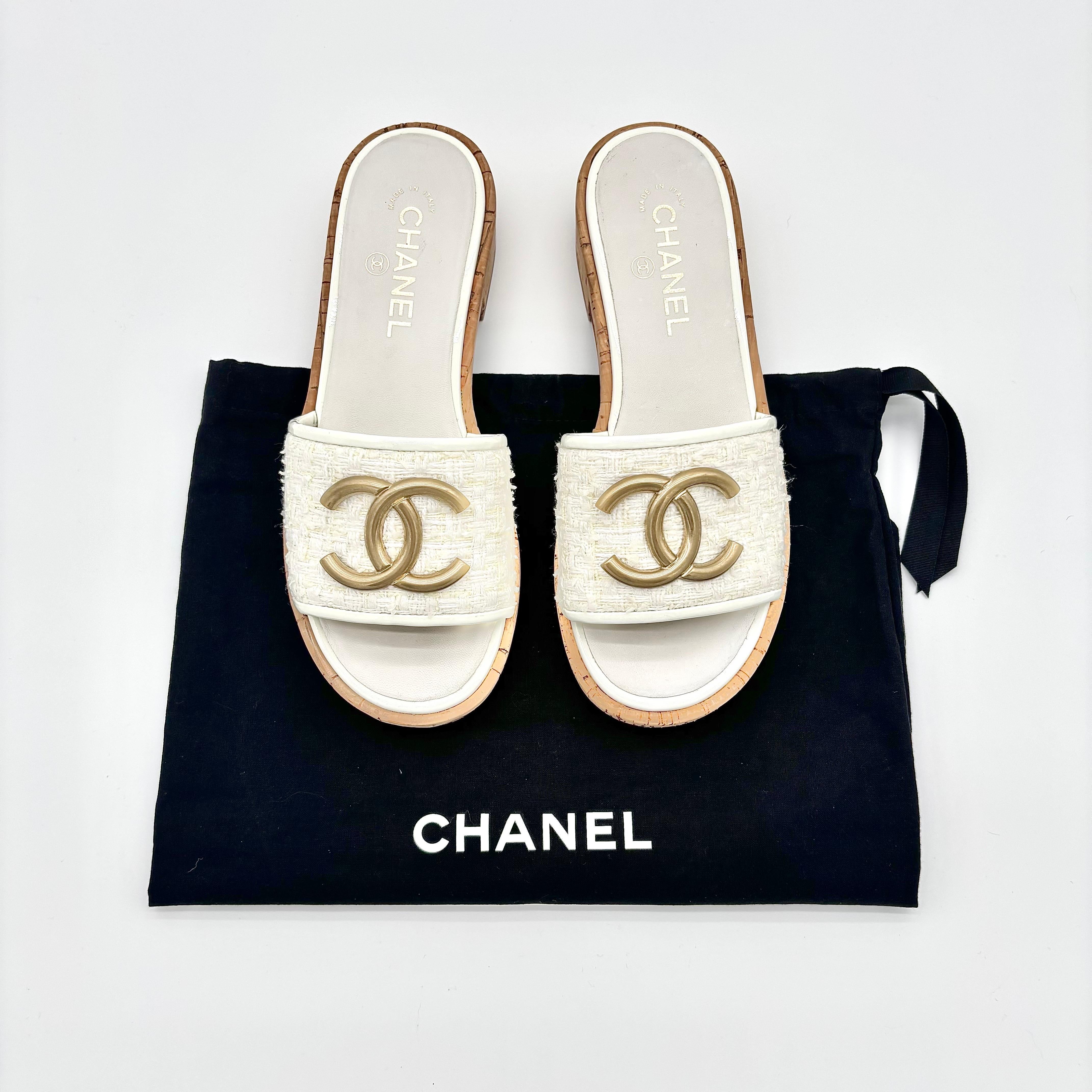 Mules Chanel in tweed e sughero a incastro CC
G36065
Colore Bianco
Taglia 38EU
Tomaia in tweed e vernice
Suola in cuoio
Logo CC grande
Sandali stile slip on
Altezza tacco 1,5

Include una borsa per la polvere
Segni di normale utilizzo, condizioni