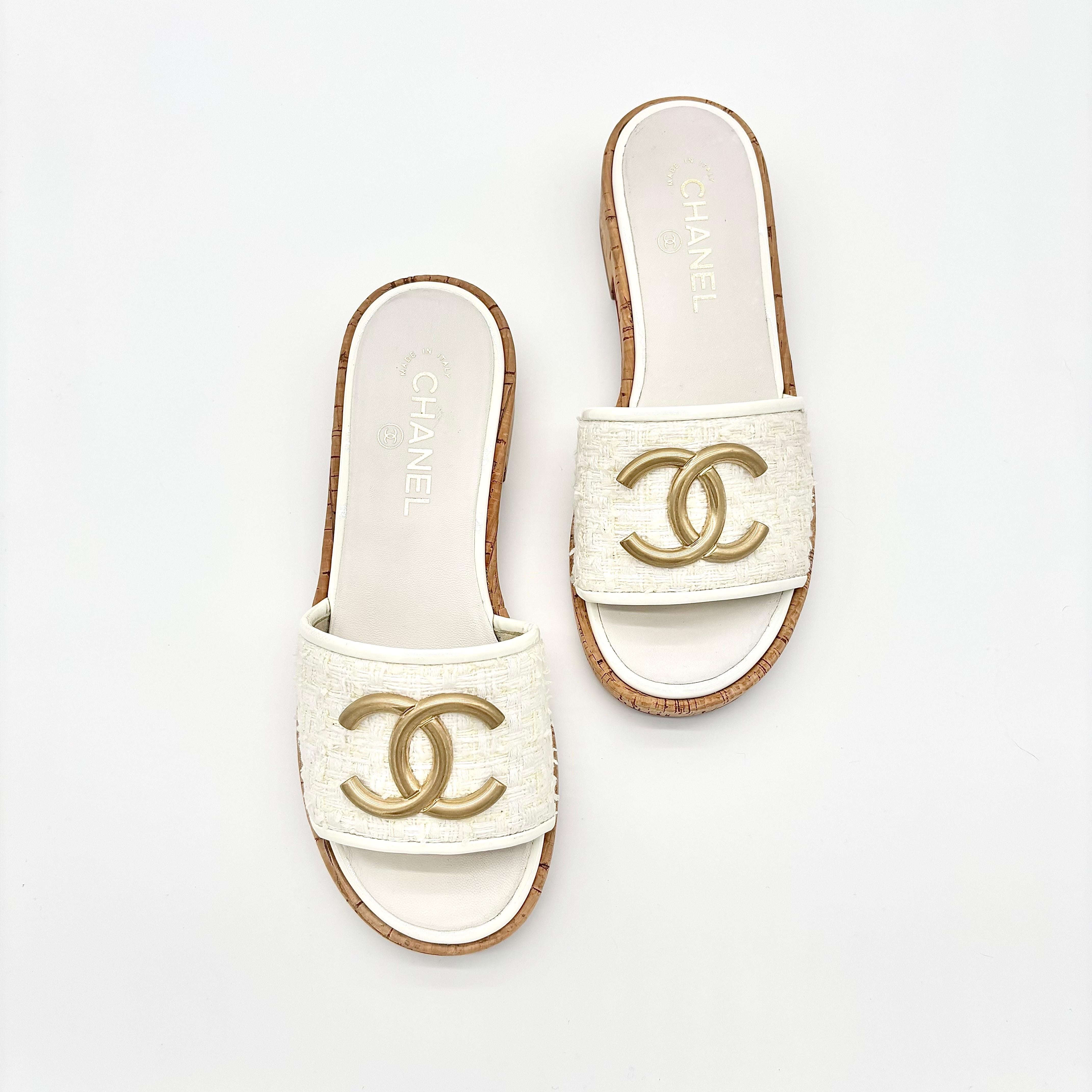 Bianco Chanel, con il suo intreccio di sughero CC Tweed, scivola sui sandali con tacco e mules 38 in vendita