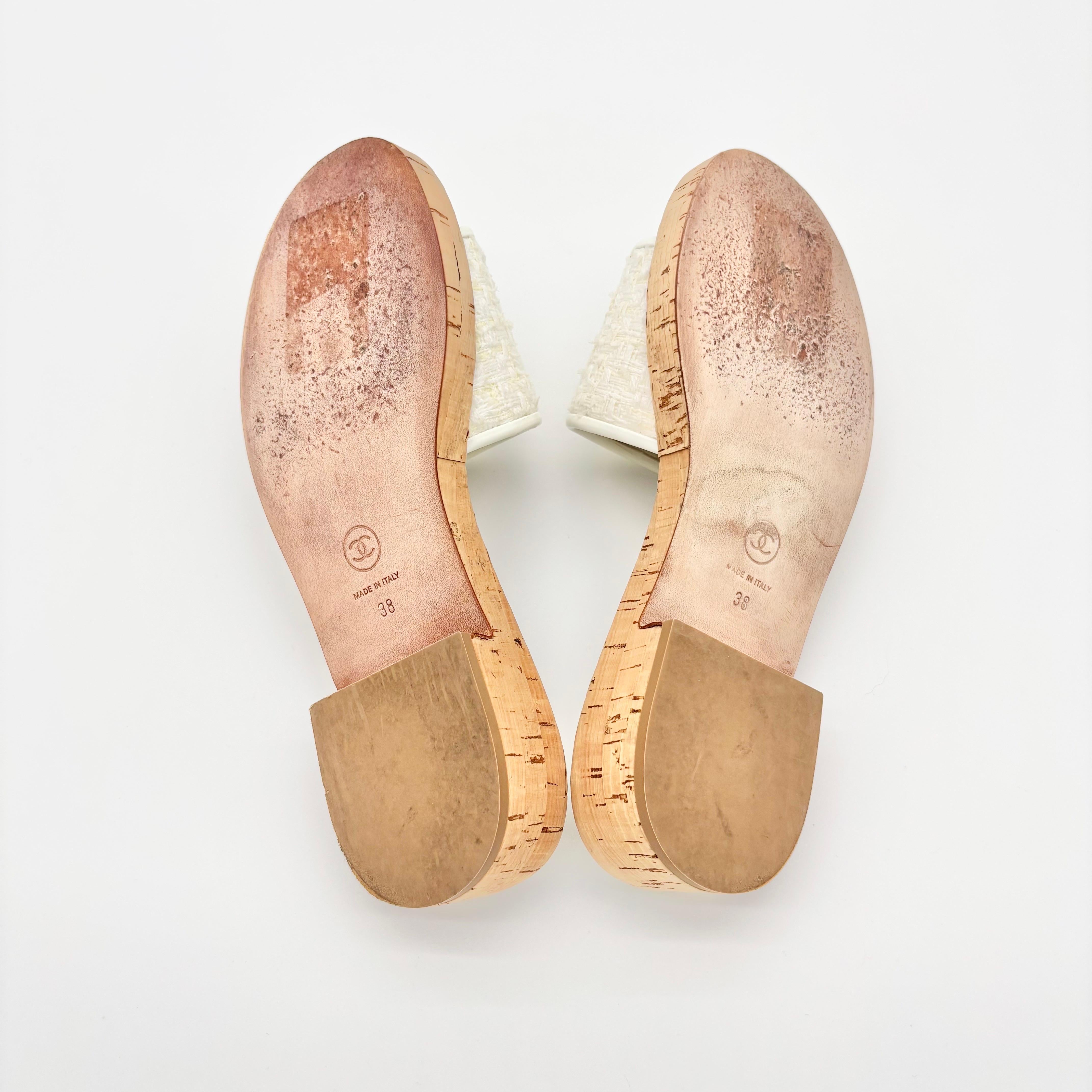 Chanel, con il suo intreccio di sughero CC Tweed, scivola sui sandali con tacco e mules 38 in vendita 1
