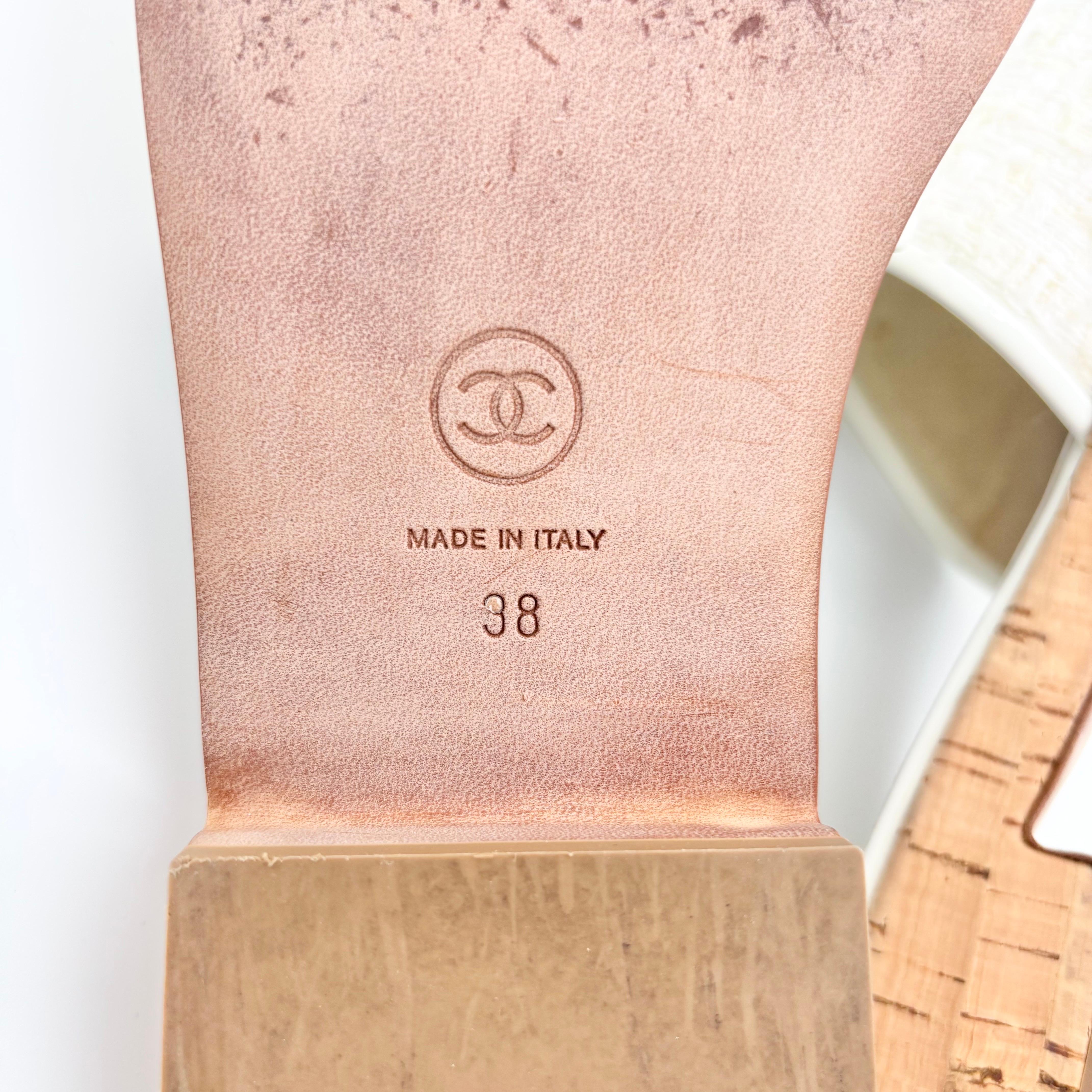 Chanel, con il suo intreccio di sughero CC Tweed, scivola sui sandali con tacco e mules 38 in vendita 2
