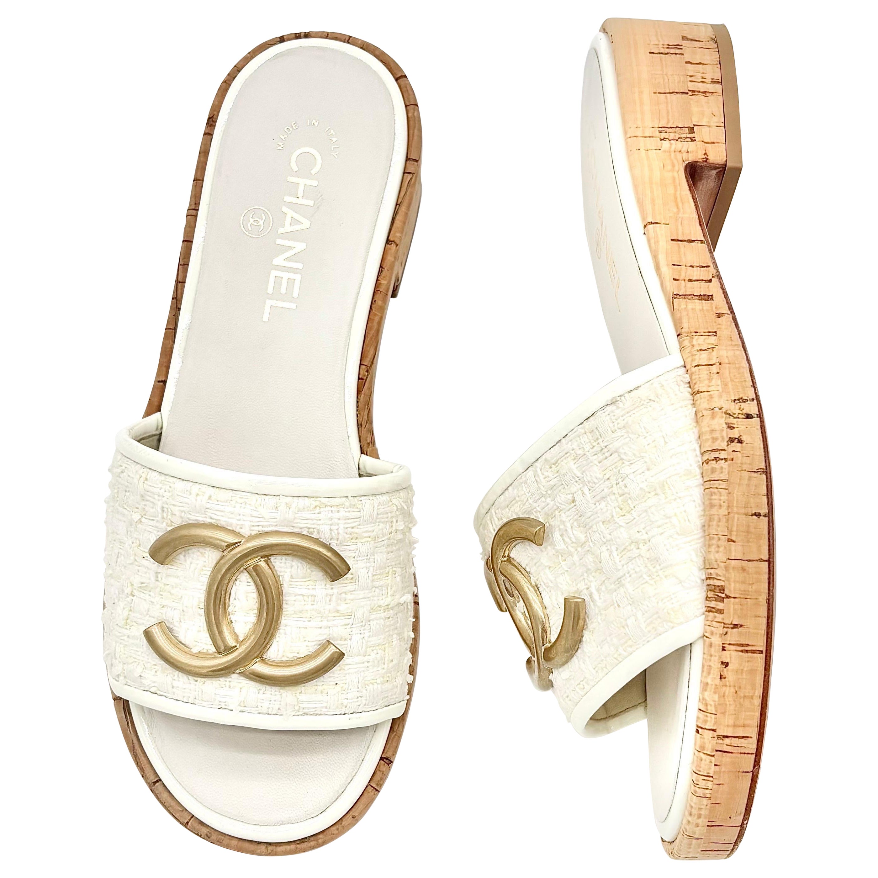 Chanel, con il suo intreccio di sughero CC Tweed, scivola sui sandali con tacco e mules 38