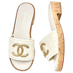 Chanel, con il suo intreccio di sughero CC Tweed, scivola sui sandali con tacco e mules 38