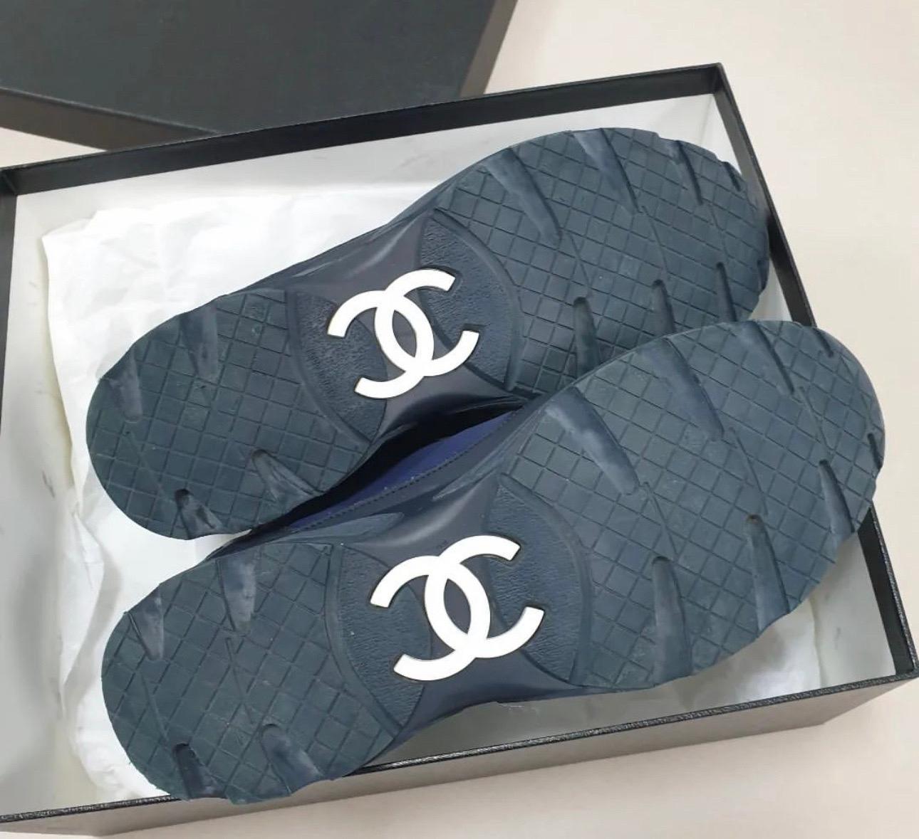 Chanel Interlocking Navy CC Logo Neoprene Sneakers In Good Condition For Sale In Krakow, PL