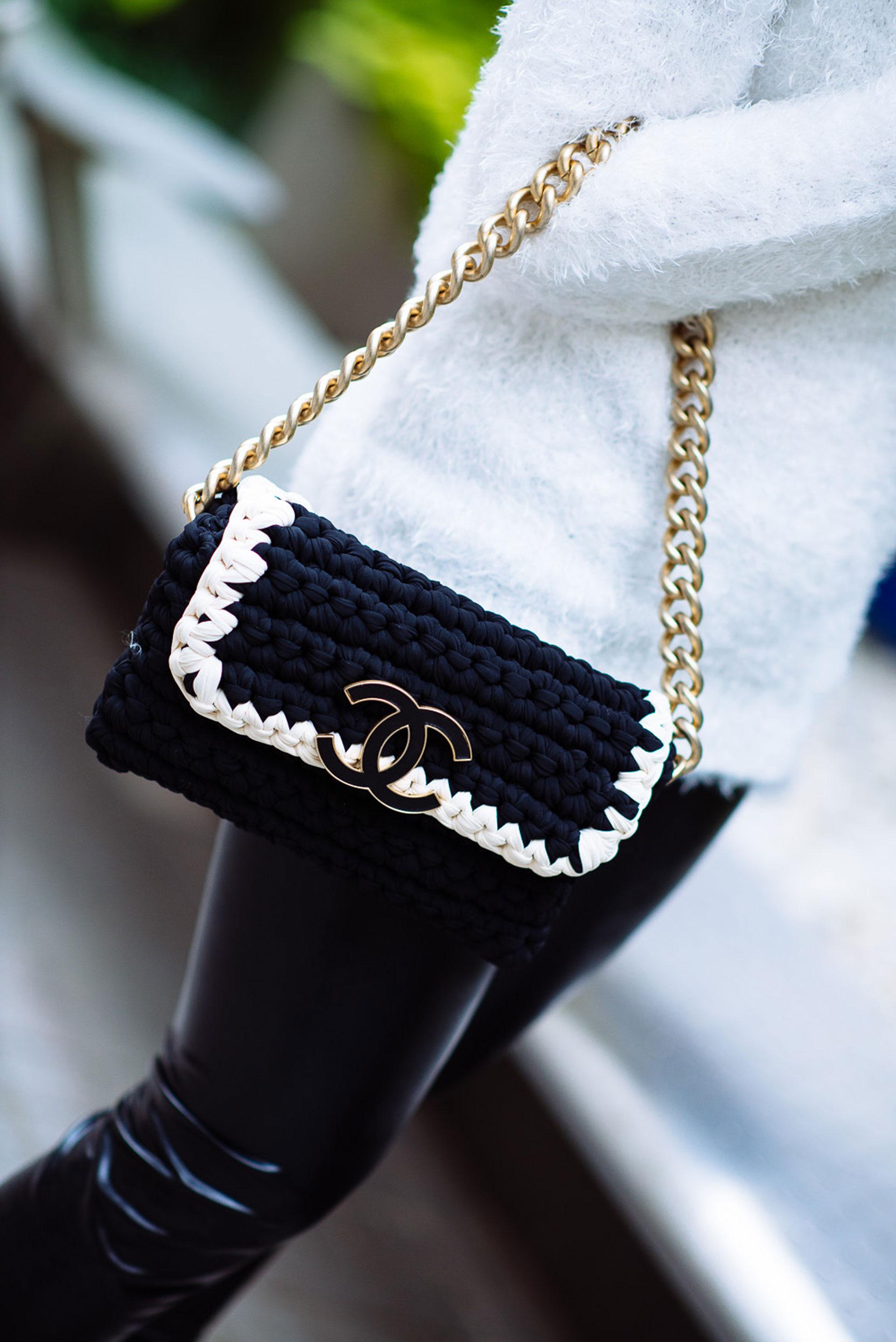 Chanel Interwoven Woven Crochet Bicolor Two Tone Medium Black & White Flap Bag

Sac à bandoulière Chanel
Entrelacs noir
Quincaillerie en or
Bandoulière à maillons de chaîne
Doublure en sergé et deux poches intérieures
Fermeture à bouton-poussoir sur