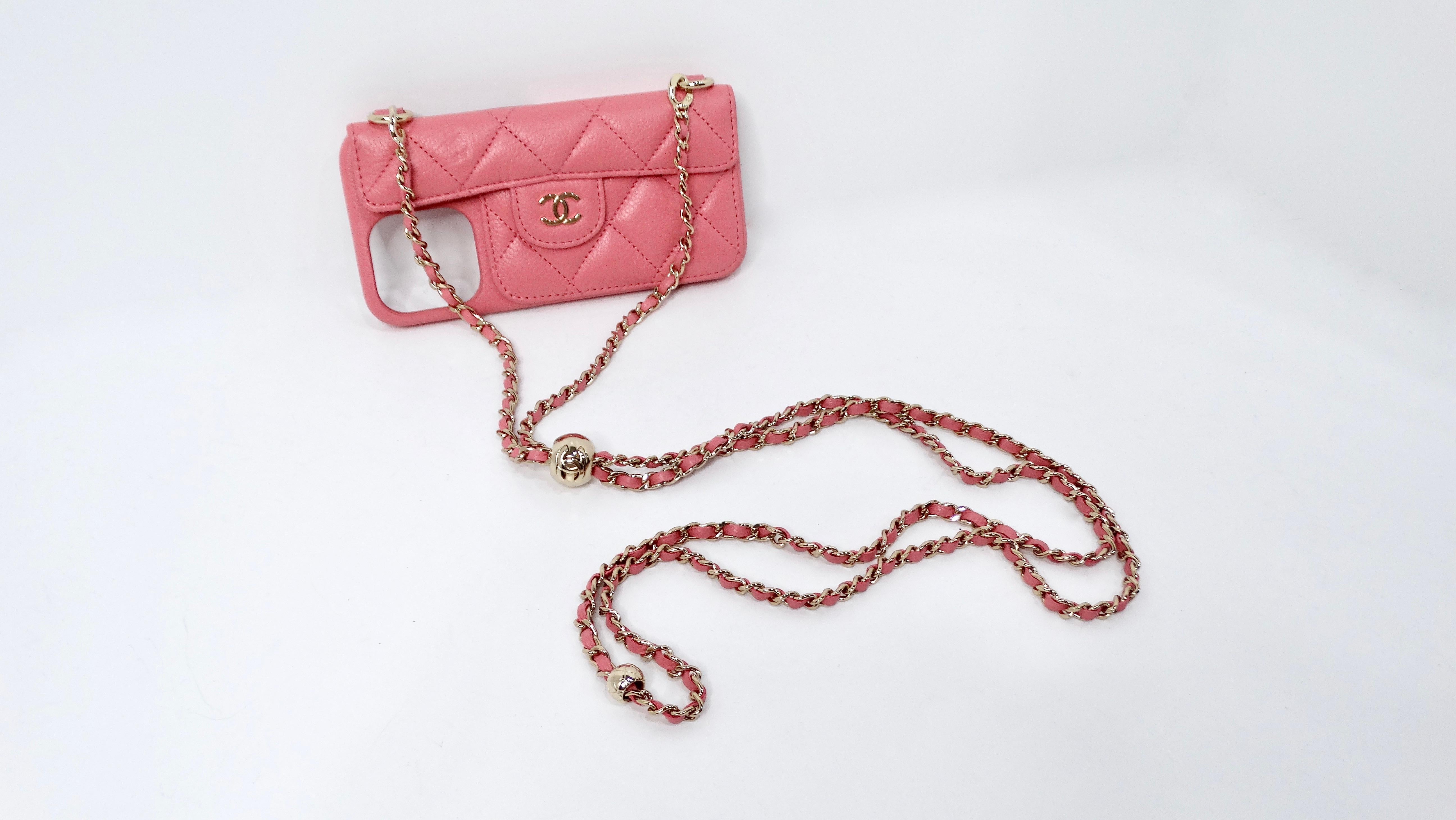 La custodia per iPhone 12 Pro Pink Caviar in pelle con catena di Chanel è l'emblema della funzionalità alla moda. Realizzata in lussuosa pelle di caviale, questa raffinata custodia per telefono presenta una splendida tonalità di rosa che aggiunge un