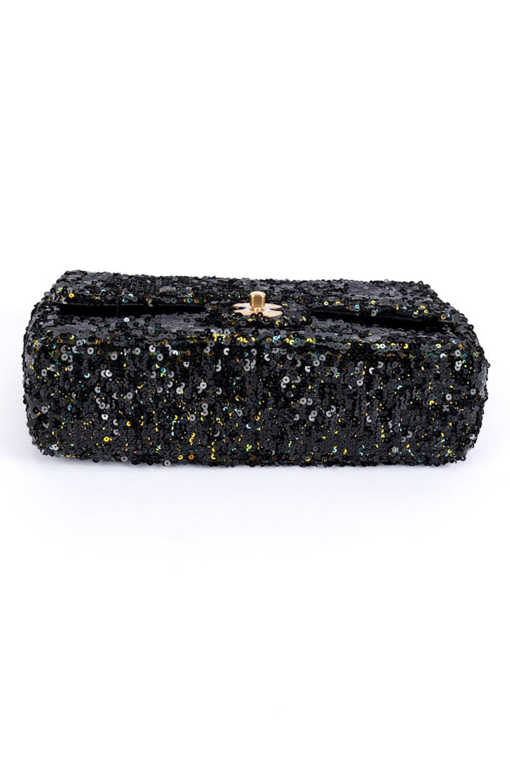 Chanel Bolso Solapa Lentejuelas Negro Iridiscente Mediano en Excelente estado para la venta en Montreal, Quebec
