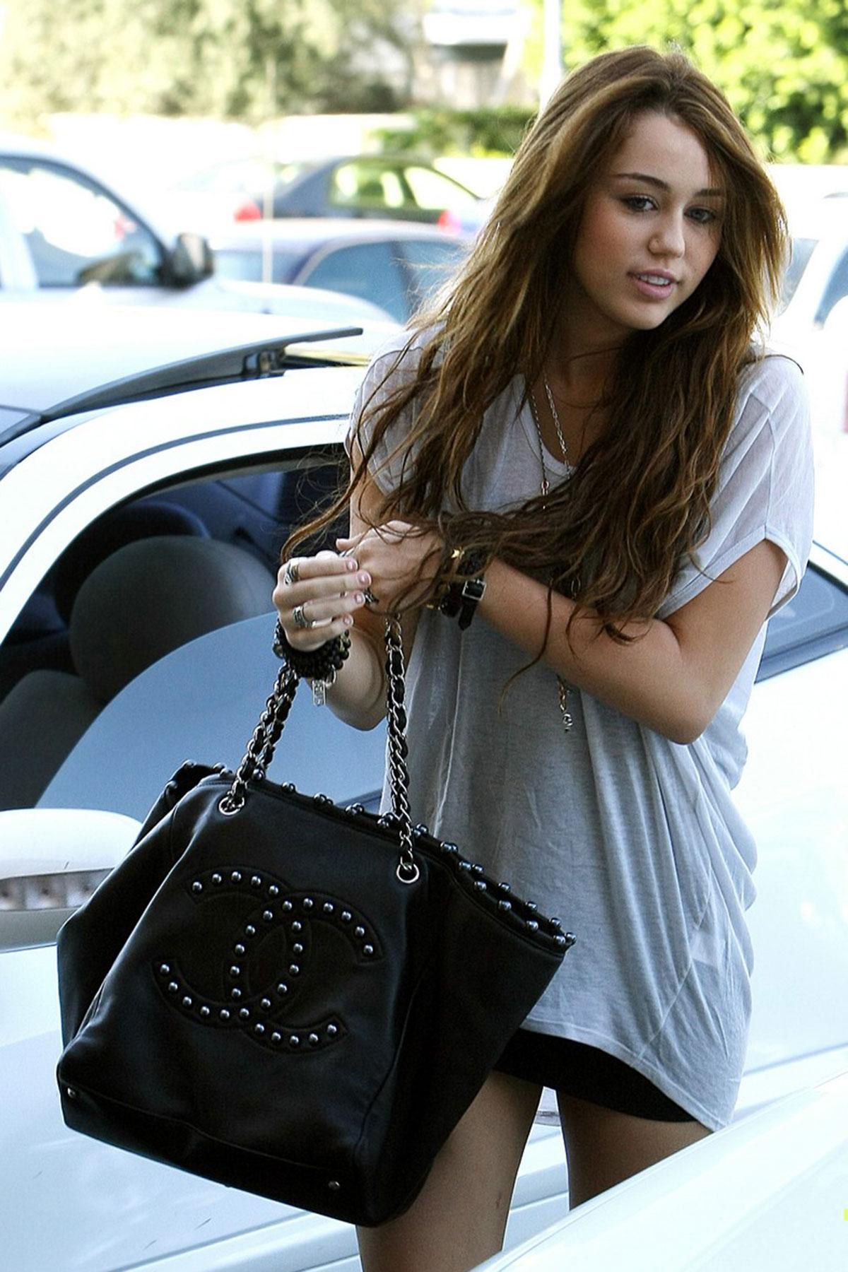 Chanel Iridescent Blue Pearls Large CC Pearl Lambskin Tote In Good Condition For Sale In Miami, FL