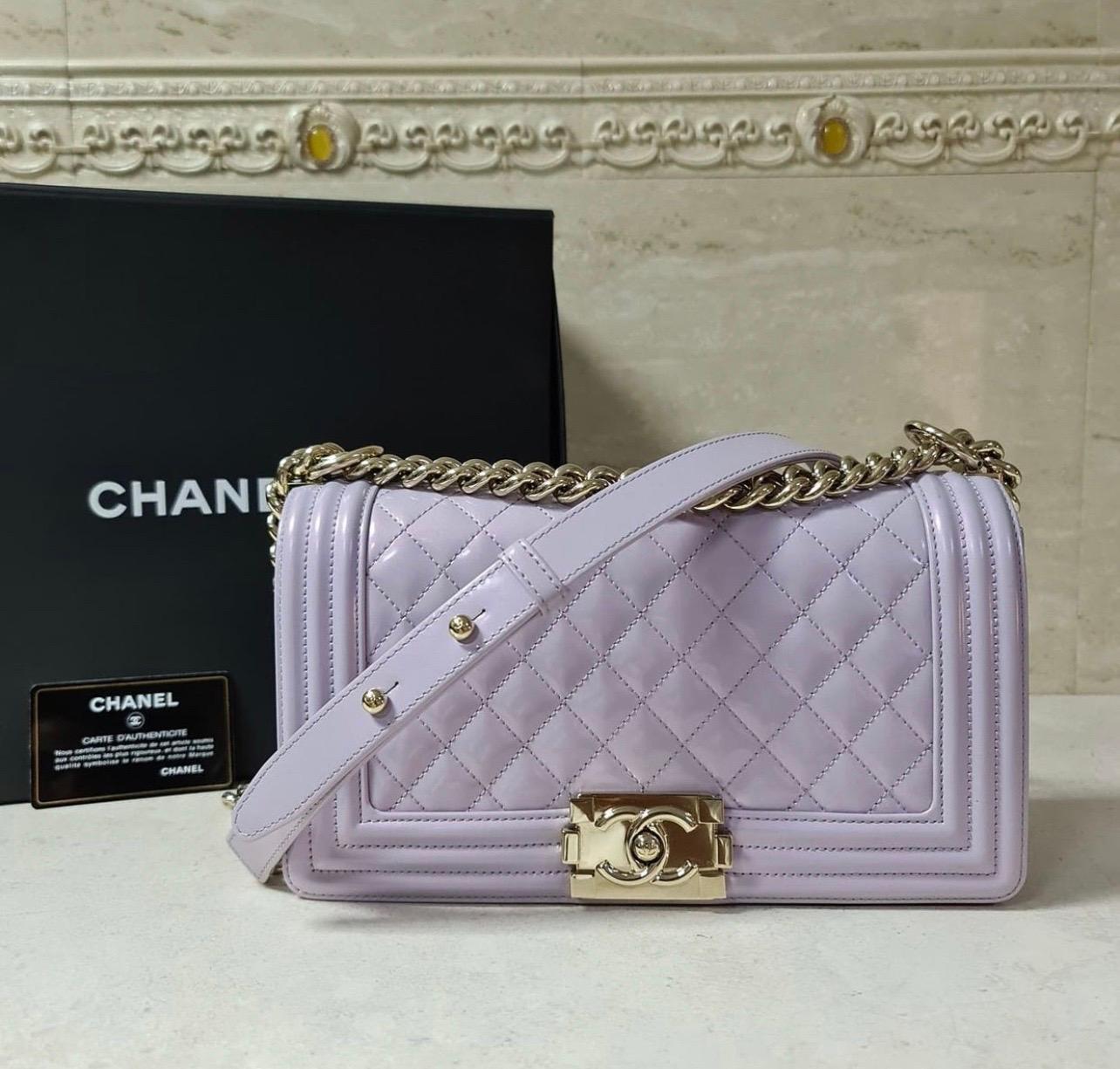 Chanel’s latest Boy Bags for Spring/Summer 2016 
Collection are made available in Iridescent Calfskin. These Boy Bags features a shiny and pearly effect, almost similar to patent leather.
 It comes in gold hardware which matches perfectly to the