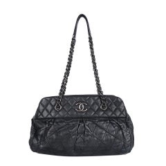 Chanel - Sac bowling matelassé en cuir de veau irisé - Noir