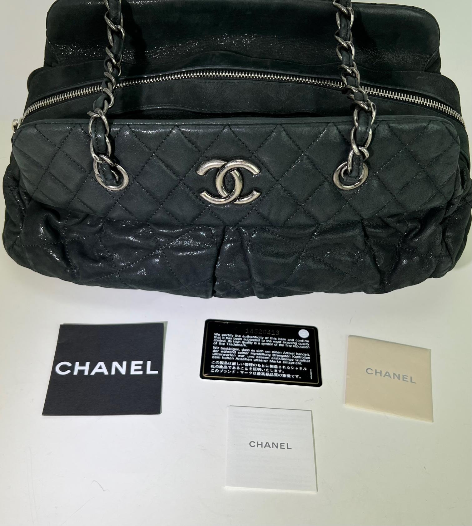 Chanel Schillerndes Kalbsleder Gesteppte CC-Tasche Schwarz im Angebot 1