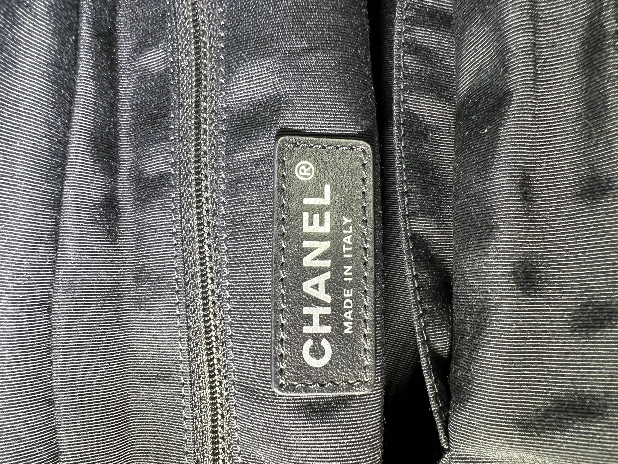 Chanel Schillerndes Kalbsleder Gesteppte CC-Tasche Schwarz im Angebot 3
