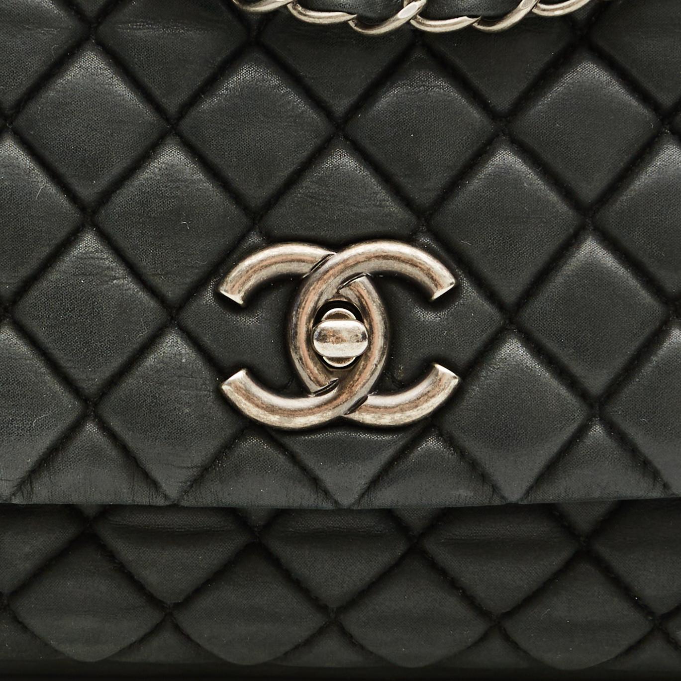 Chanel Schillernde CC Schwarze gesteppte große Blasenklappentasche aus Kalbsleder (2012) im Angebot 6