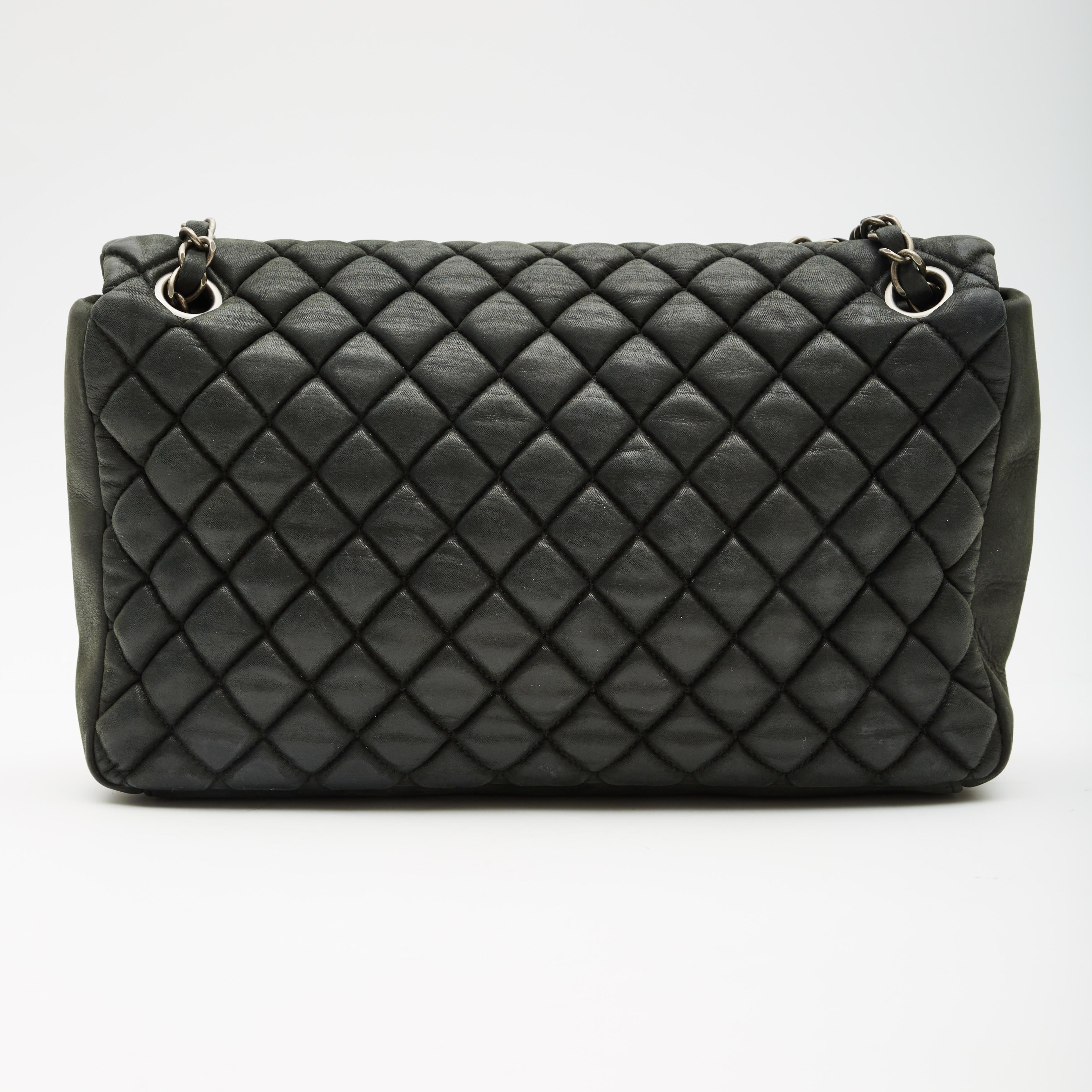 Chanel Schillernde CC Schwarze gesteppte große Blasenklappentasche aus Kalbsleder (2012) Damen im Angebot