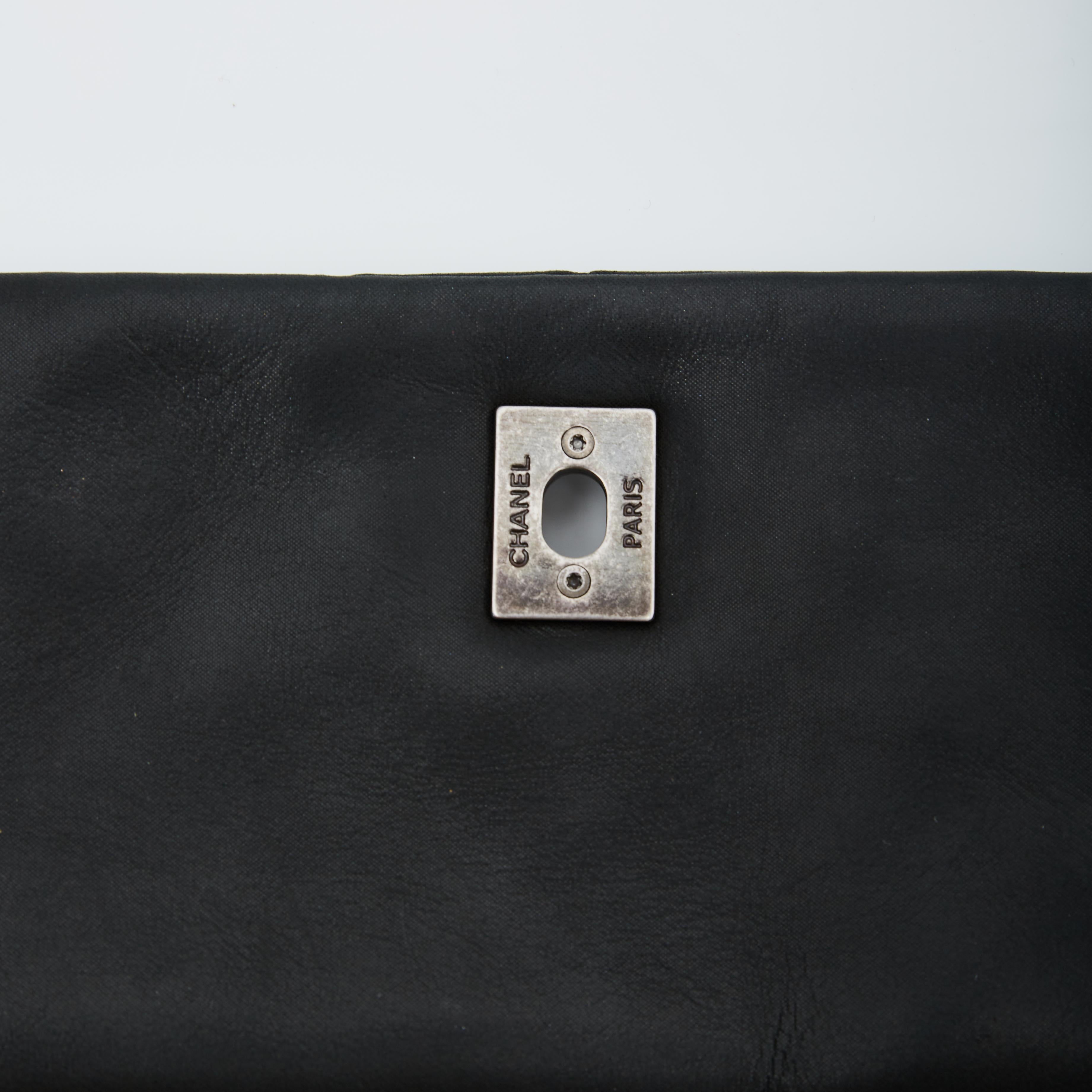 Chanel Schillernde CC Schwarze gesteppte große Blasenklappentasche aus Kalbsleder (2012) im Angebot 1