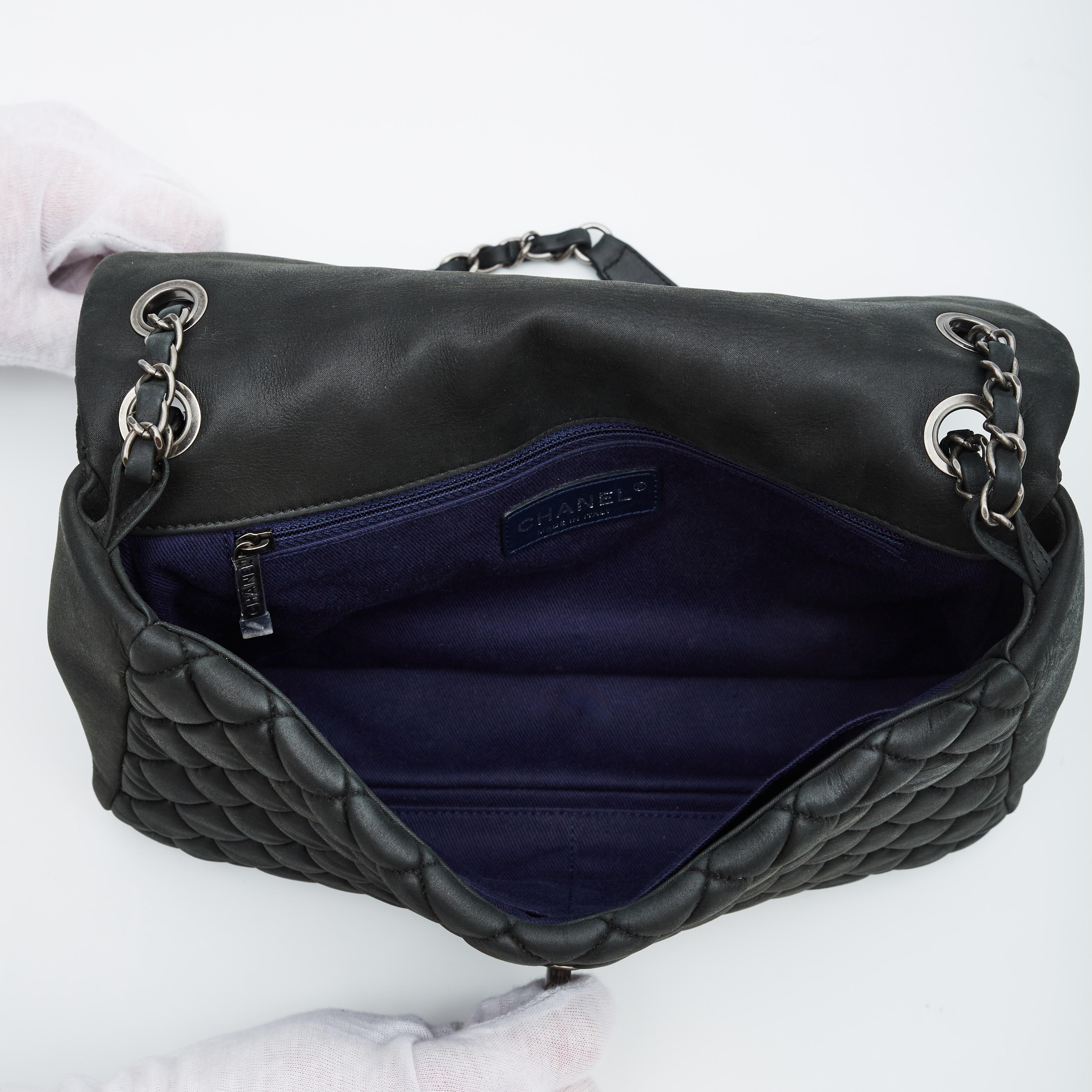 Chanel Schillernde CC Schwarze gesteppte große Blasenklappentasche aus Kalbsleder (2012) im Angebot 2