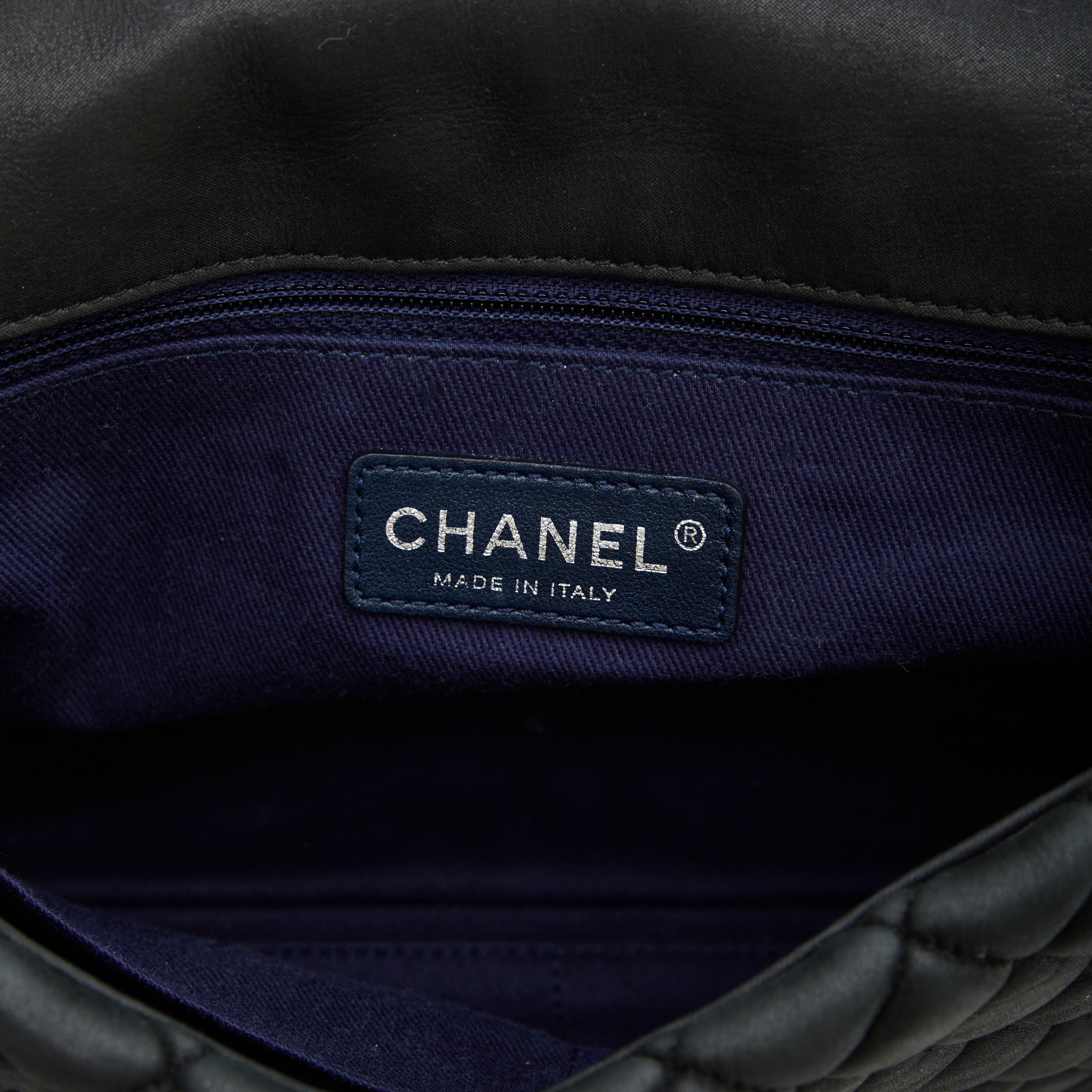 Chanel Schillernde CC Schwarze gesteppte große Blasenklappentasche aus Kalbsleder (2012) im Angebot 3