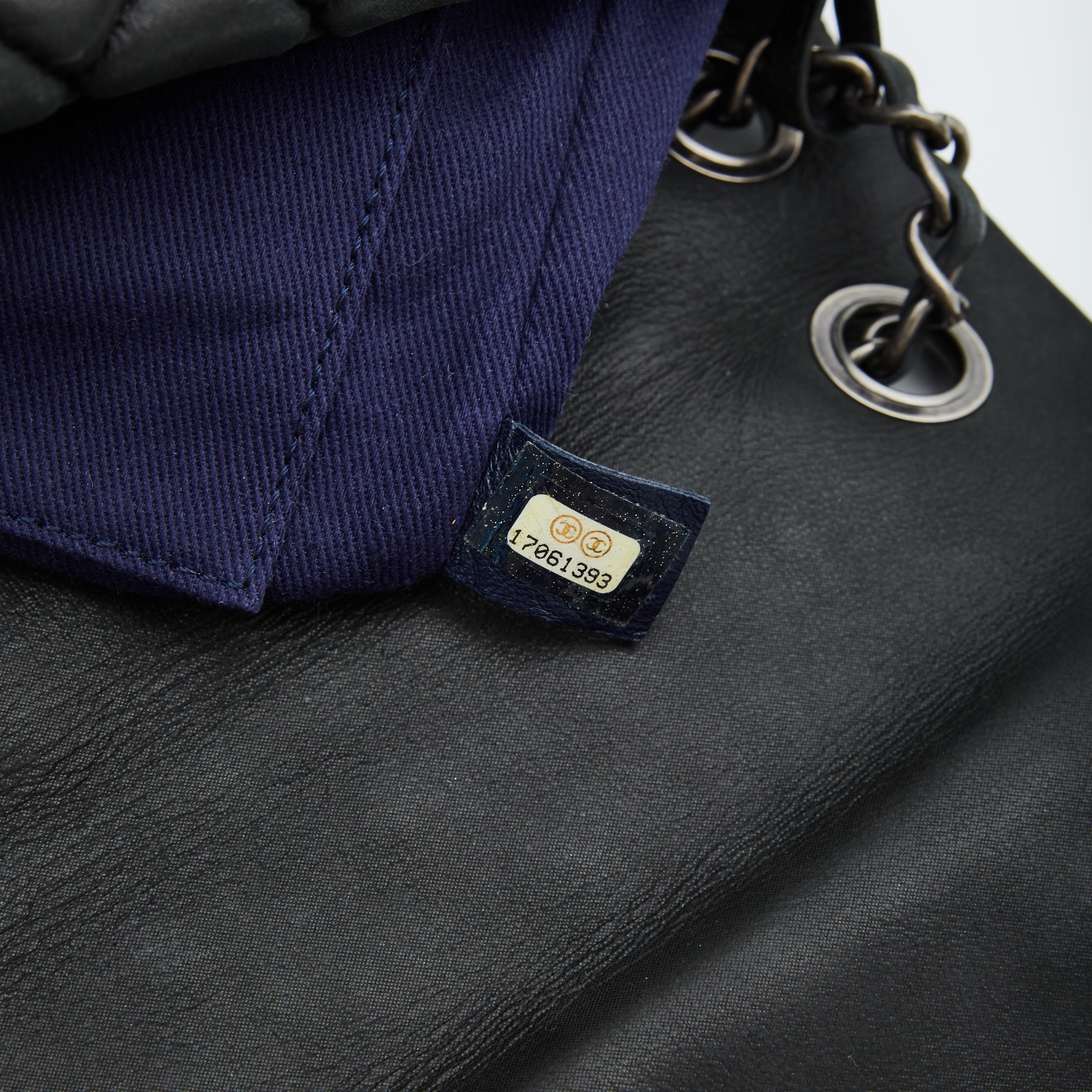 Chanel Schillernde CC Schwarze gesteppte große Blasenklappentasche aus Kalbsleder (2012) im Angebot 4