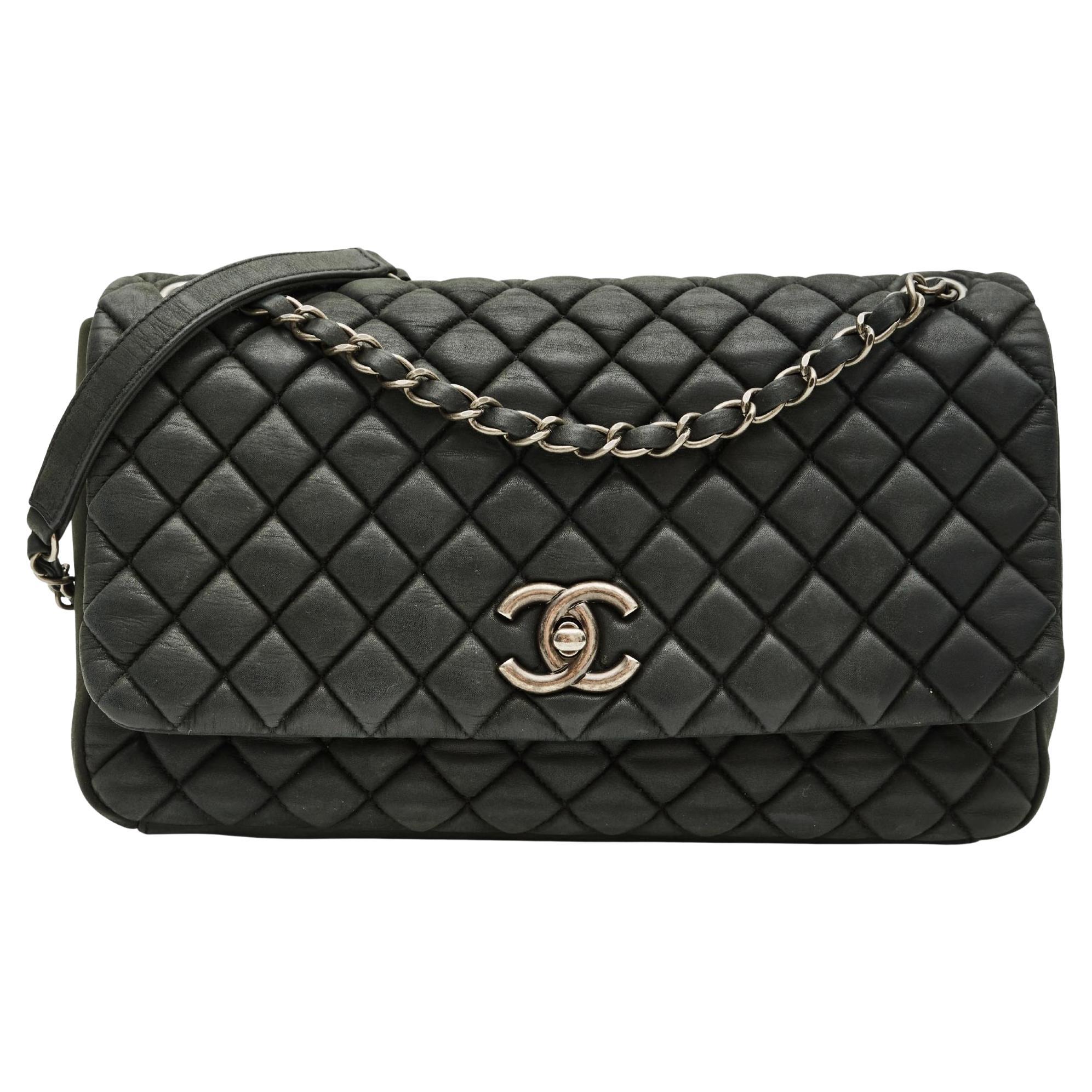 Chanel Schillernde CC Schwarze gesteppte große Blasenklappentasche aus Kalbsleder (2012) im Angebot