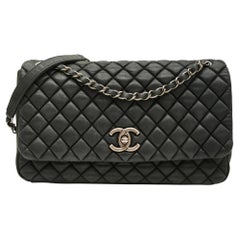 Chanel Schillernde CC Schwarze gesteppte große Blasenklappentasche aus Kalbsleder (2012)
