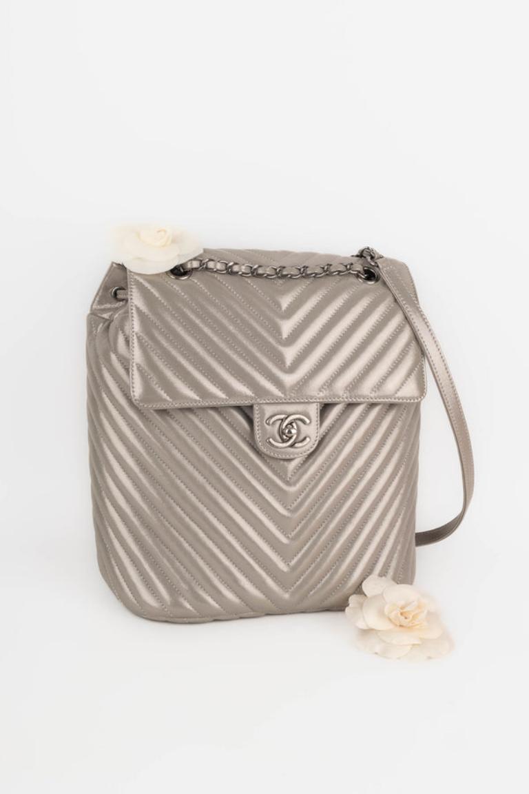 Chanel - (Made in Italy) Iridescent coated leather backpack with chevron topstitches. Ruthenium cc fastener on a flap, adjustable straps which can be turned into a handle. Piece with a serial number and a certificate. 2016/2017 Collection. Bag from