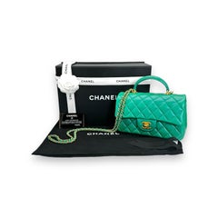 Chanel Schillernde grüne gesteppte Mini-Top-Handtasche aus Lammfell mit Klappe