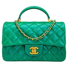Chanel Schillernde grüne gesteppte Mini-Top-Handtasche aus Lammfell mit Klappe