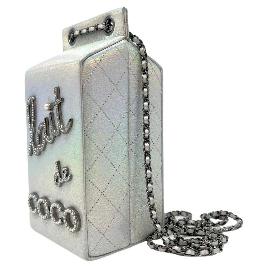 Ce magnifique sac Lait de Coco en peau de chèvre argent irisé Ruthénium Hardware de Chanel, a été présenté sur la collection Chanel Supermarket Ready to wear Automne Hiver 2014.

Pas de décollement, pas de trous, pas de taches ni de réparations. Cet