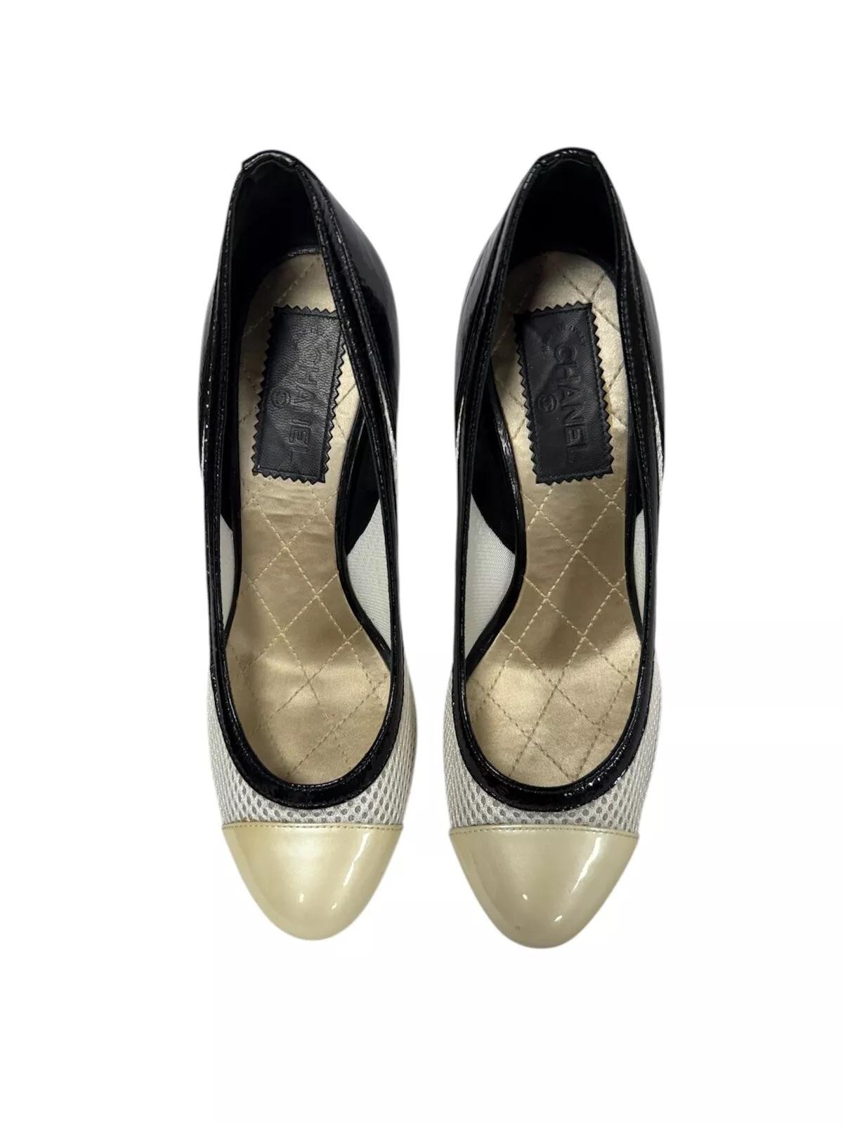 Chanel CC Iridescent Pearl, Mesh & Patent Leather Court Shoes –EU 37.5

A stunning pREpair of Chanel court shoes, blending elegance with modern sophistication. Featuring an iridescent patent pearl toe, nude mesh sides, and sleek black patent leather