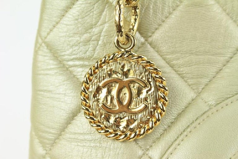 Chanel - Sac fourre-tout en cuir d'agneau matelassé avec médaillon et