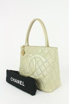 Chanel Iridescent Pearl Quilted Lambskin Medallion Zip Tote bag 830cas27