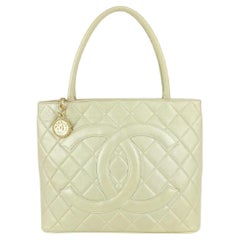 Chanel Chanel Tragetasche aus gestepptem Lammfell mit Reißverschluss und schillernden Perlen 830cas27