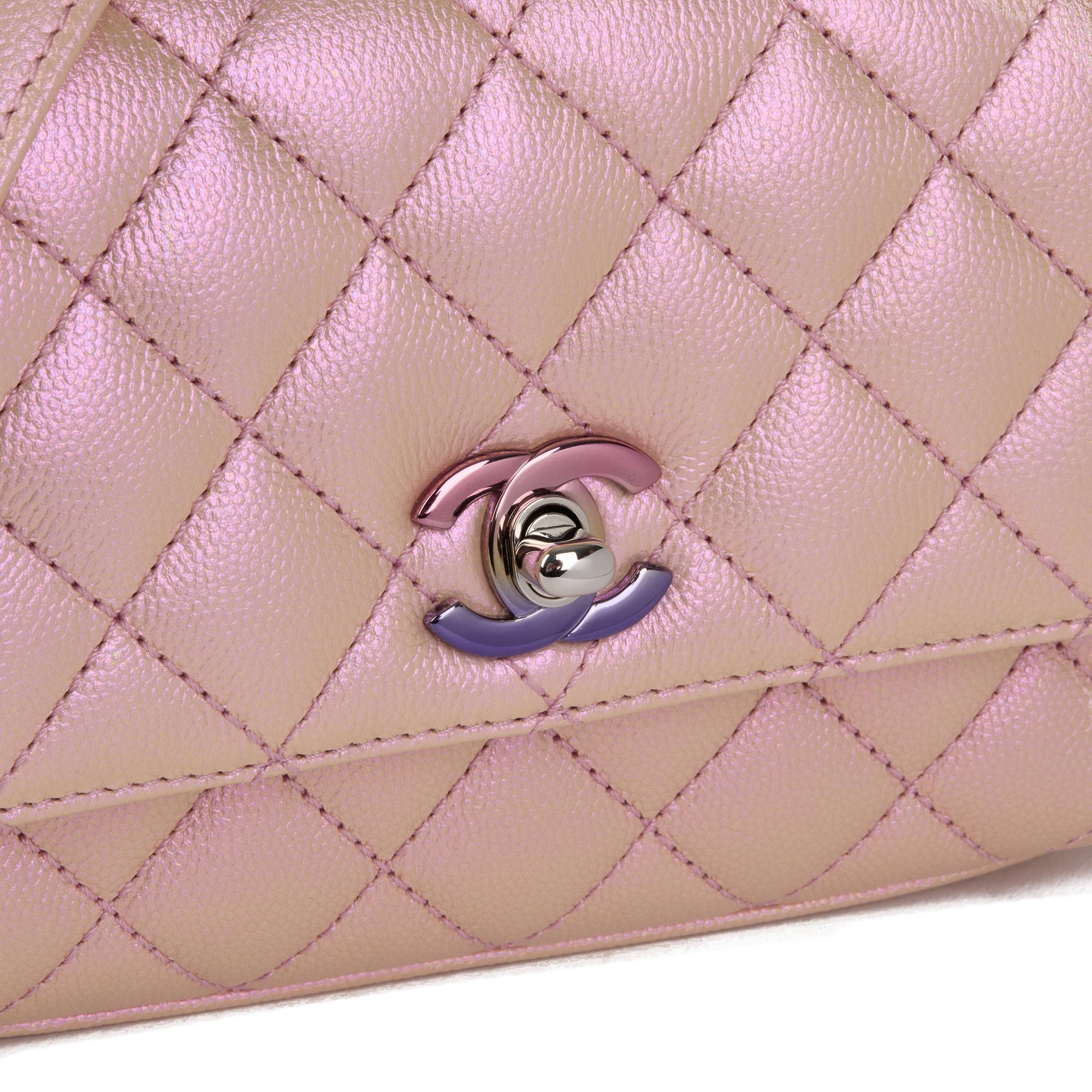 CHANEL Mini poignée Coco en cuir texturé rose irisé matelassé en vente 2