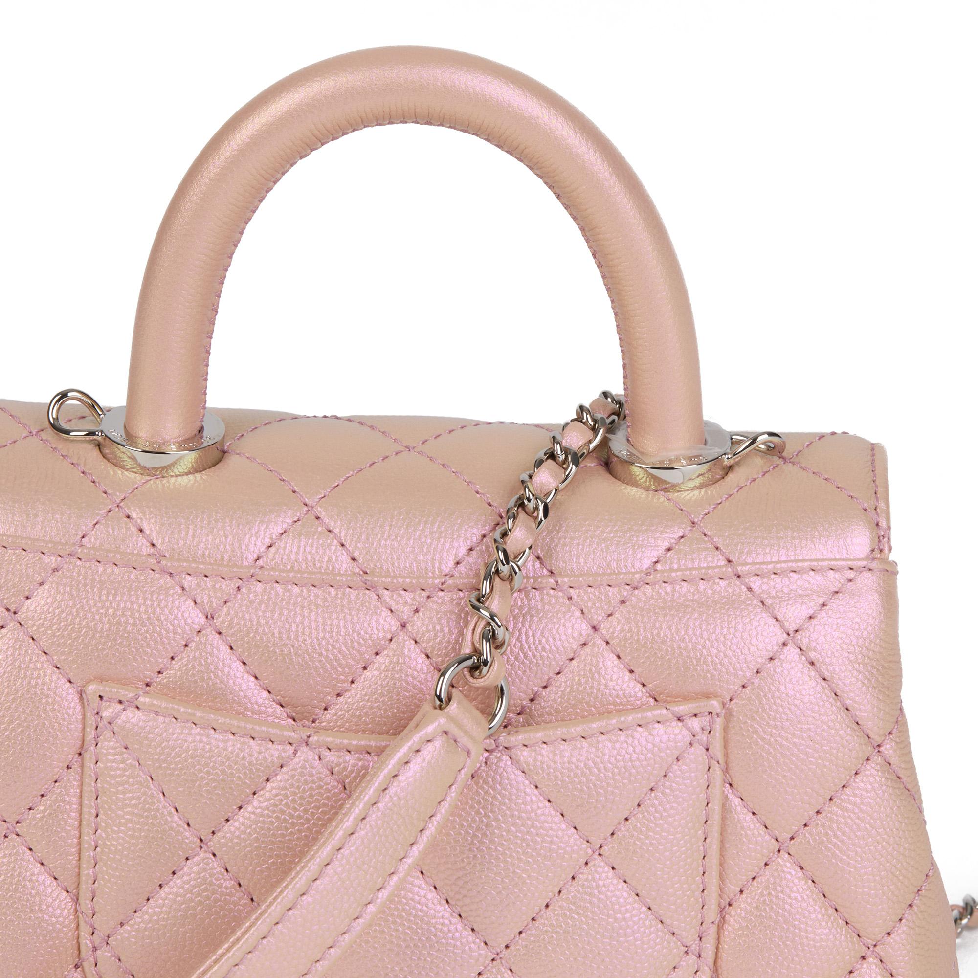 CHANEL Mini poignée Coco en cuir texturé rose irisé matelassé en vente 3