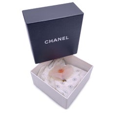 Chanel Schillernde Kunststoff-Kamelie-Anstecknadelbrosche, Kamelie