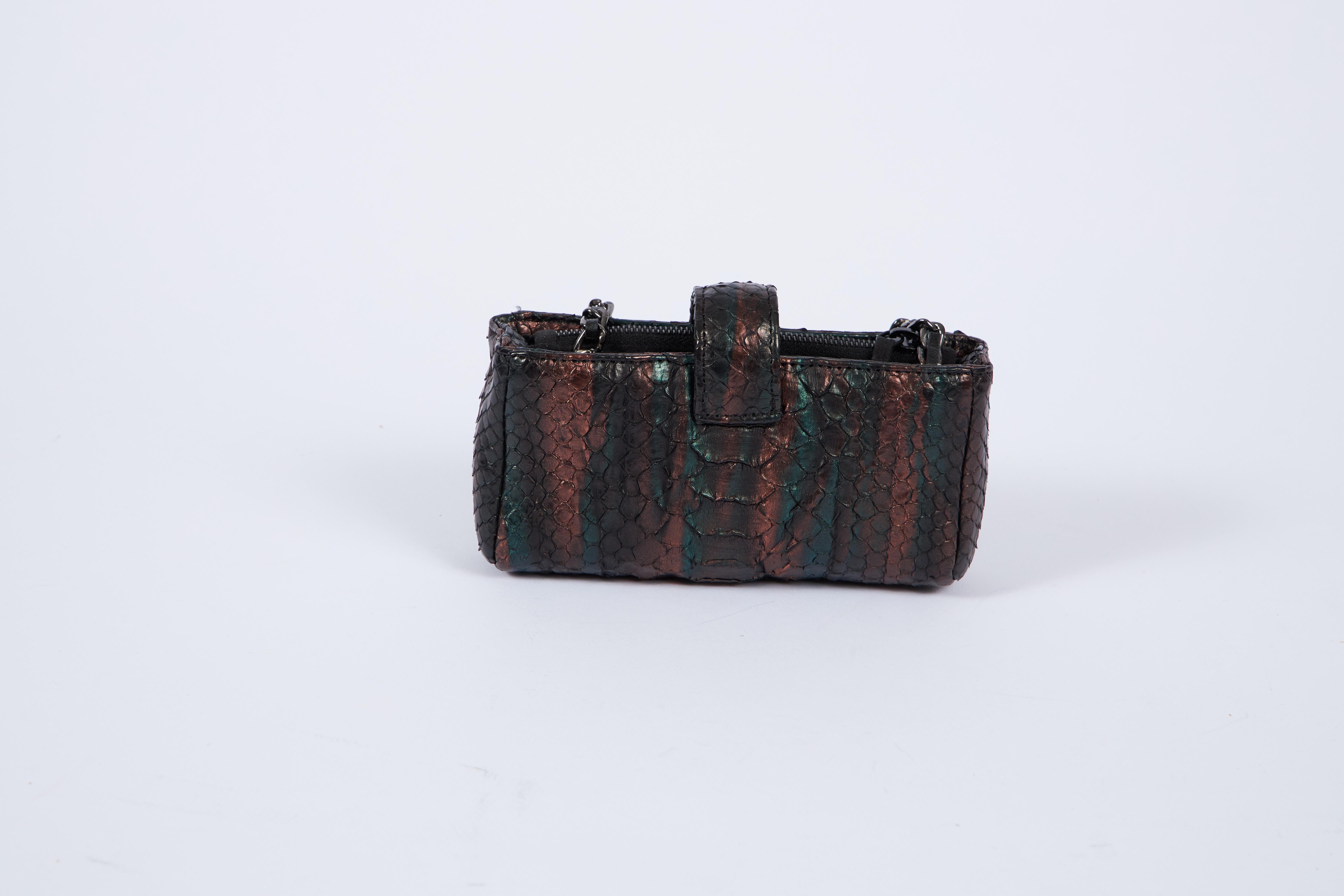Mini bolso cruzado de pitón iridiscente Chanel de edición limitada. Correa para el hombro 23