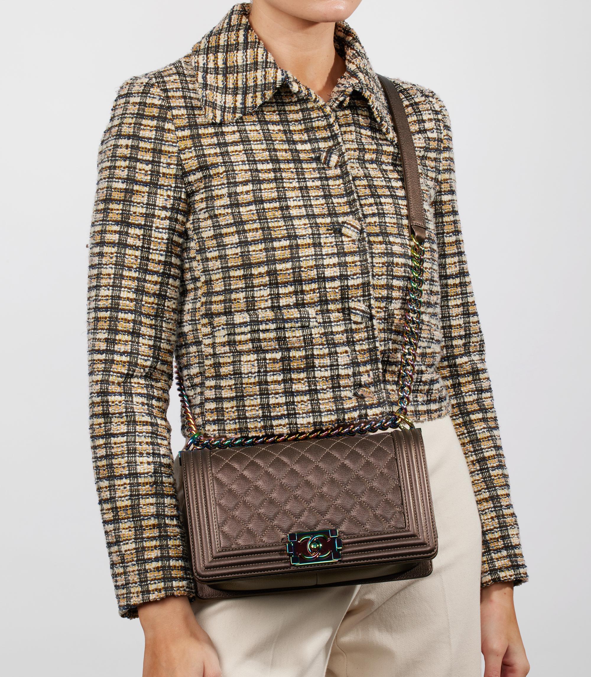 Chanel - Sac Le Boy moyen en cuir de veau matelassé irisé 

Détails du produit
Xupes Ref : HB5550
Marque : Chanel
Modèle : Sac Le Boy moyen
Type : Shoulder, Crossbody
Numéro de série : 21627658
Âge : 2020
PRIX DE VENTE CONSEILLÉ : 5 800
Accompagné